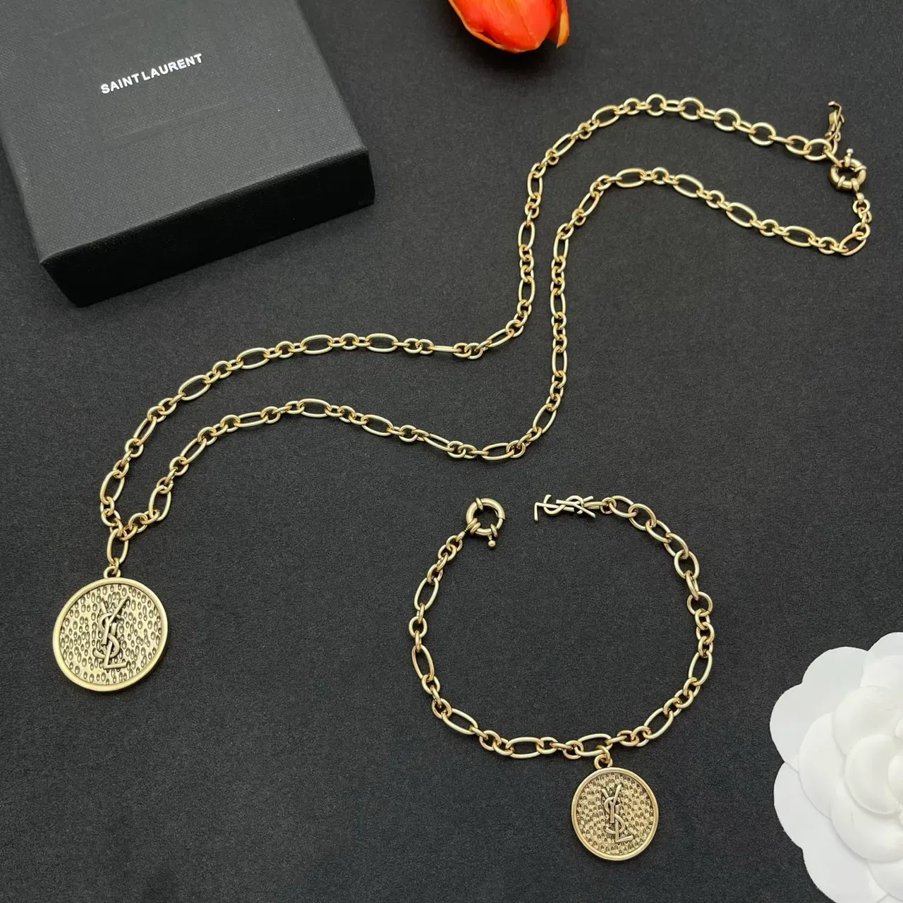 Saint Laurent गोल्ड सिल्वर चंकी ओवल लिंक चेन सर्कुलर टेक्स्चर्ड पेंडेंट नेकलेस 2