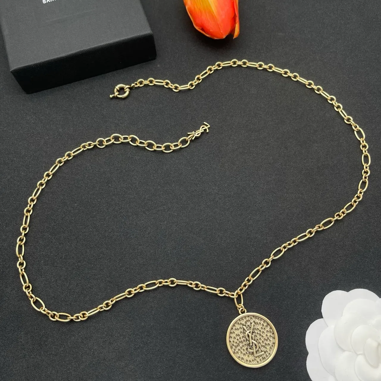 Saint Laurent गोल्ड सिल्वर चंकी ओवल लिंक चेन सर्कुलर टेक्स्चर्ड पेंडेंट नेकलेस 8