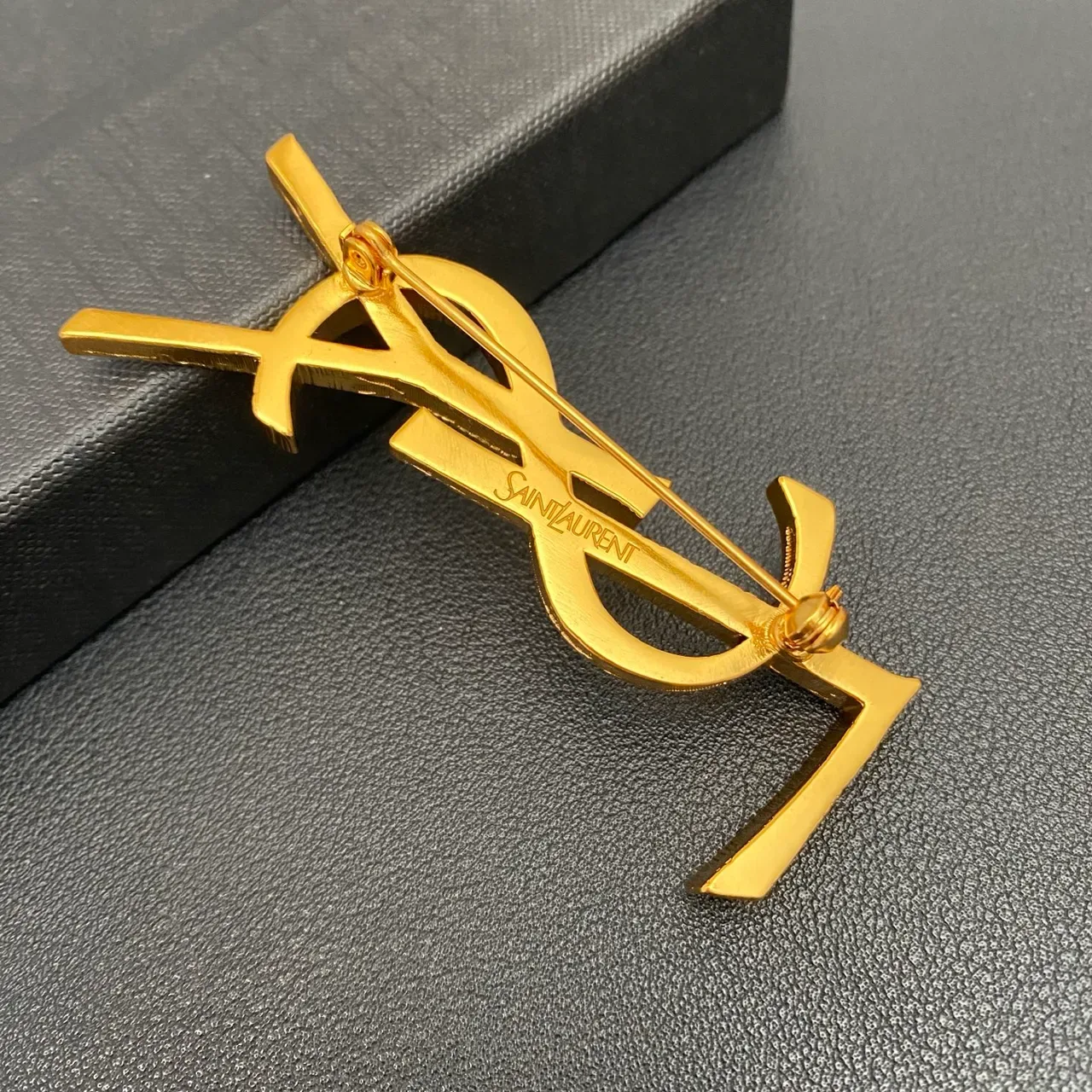 Broche Saint Laurent Monograma Dourado Preto Acabamento Esculpido Texturizado 2