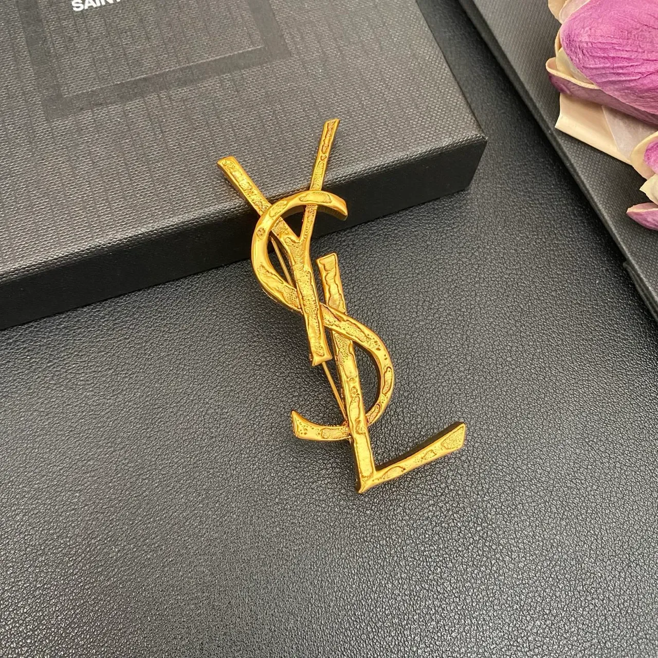 Broche Saint Laurent Monograma Dourado Preto Acabamento Esculpido Texturizado 3