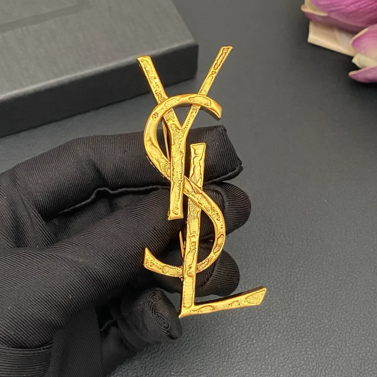 Broche Saint Laurent Monograma Dourado Preto Acabamento Esculpido Texturizado 4
