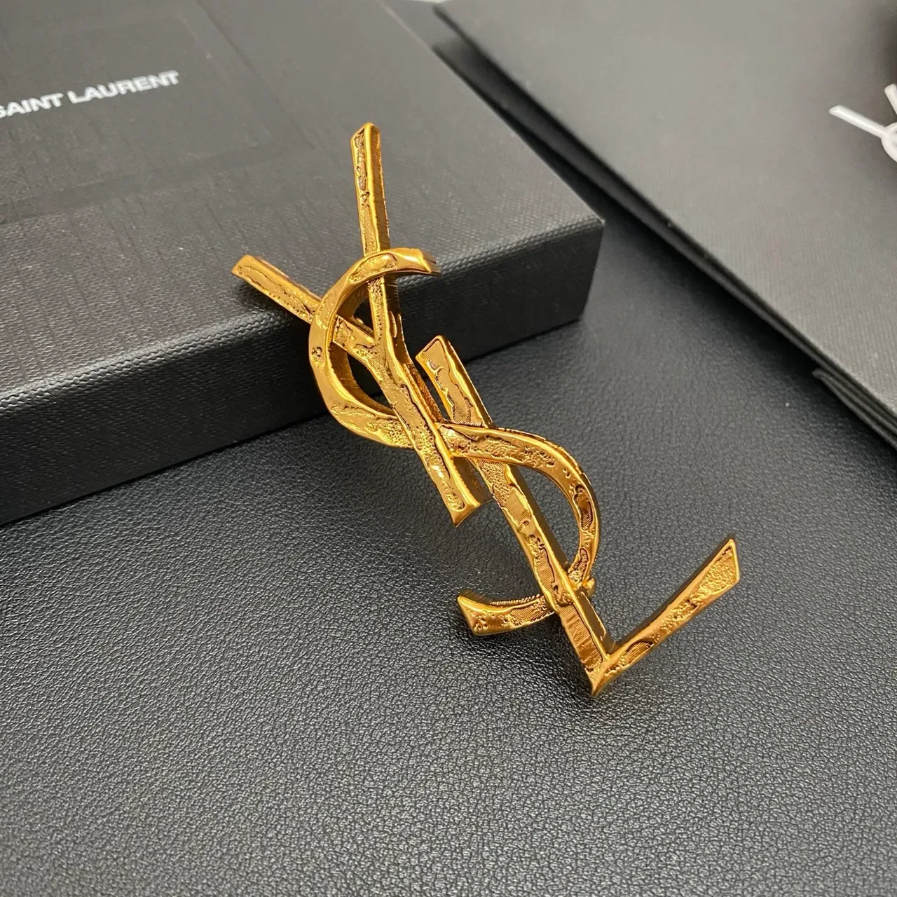 Broche Saint Laurent Monograma Dourado Preto Acabamento Esculpido Texturizado 5