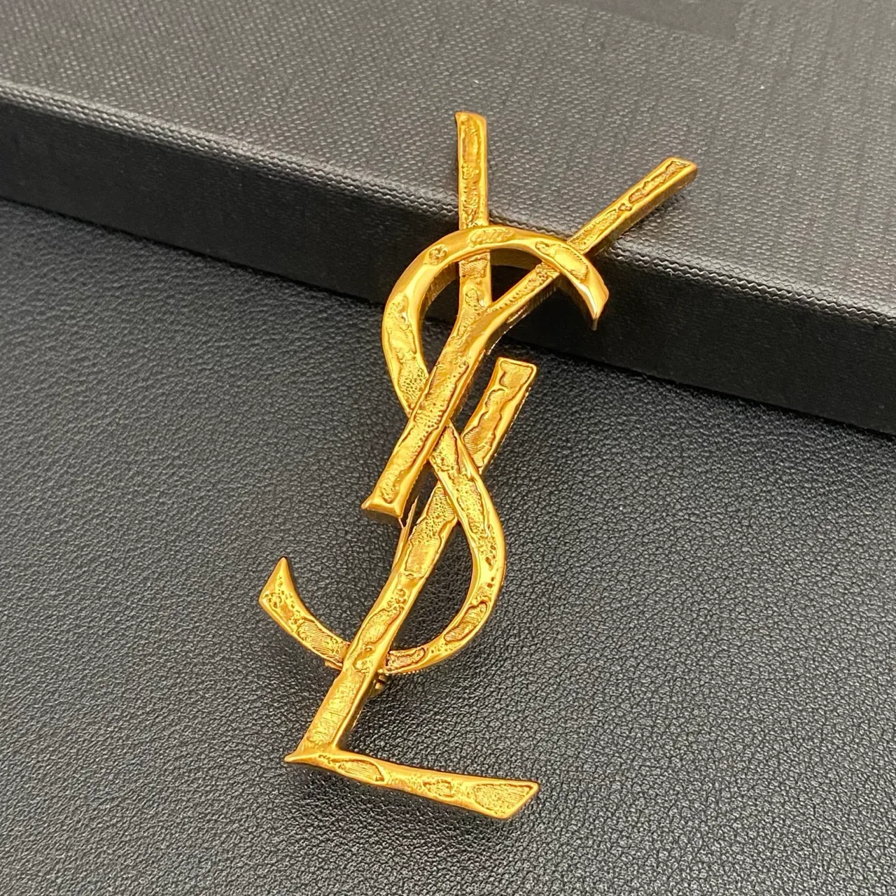 Broche Saint Laurent Monograma Dourado Preto Acabamento Esculpido Texturizado 6