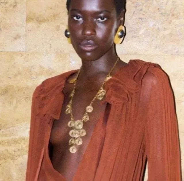 Saint Laurent أقراط نحتية ذهبية سوداء كابوشون 2
