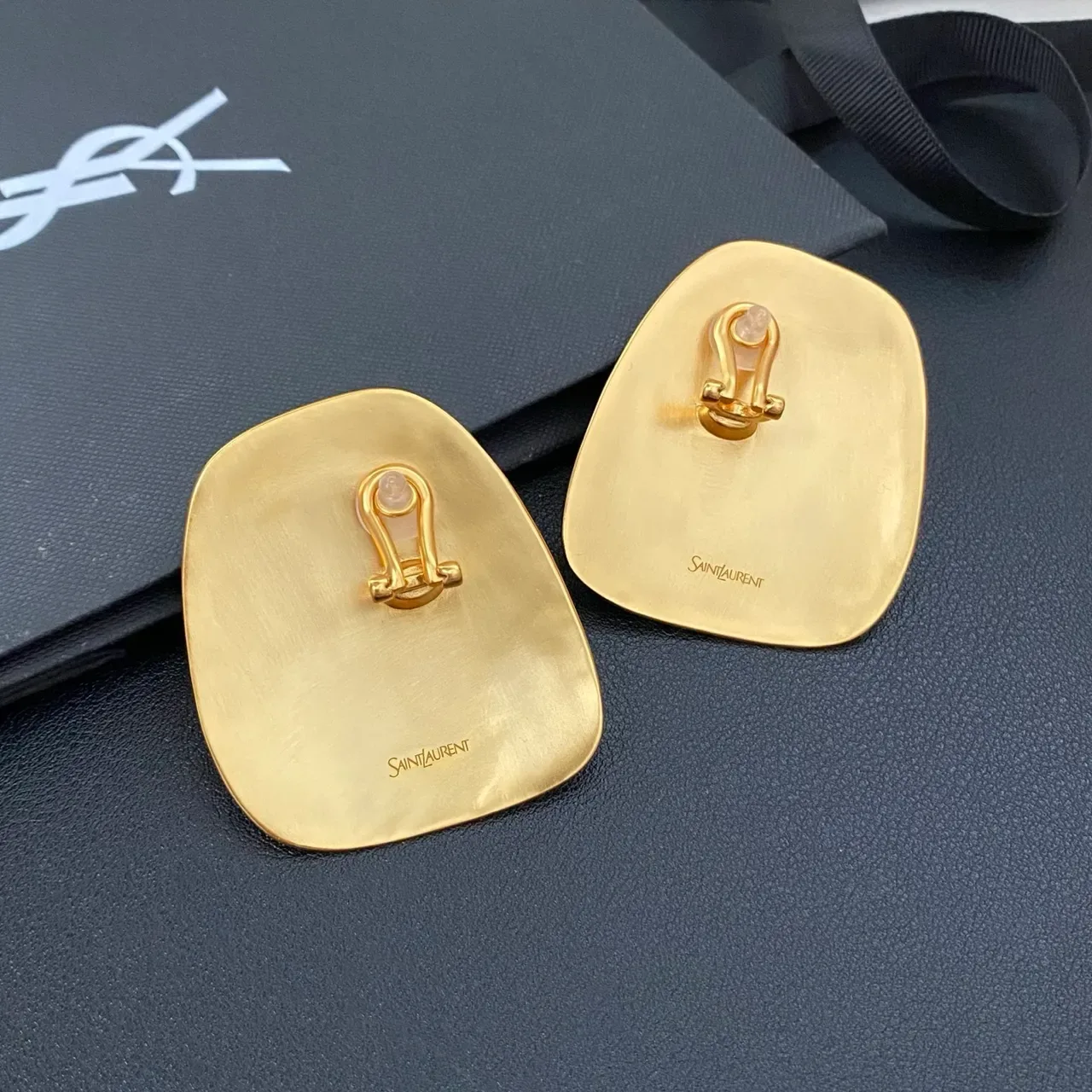 Saint Laurent أقراط نحتية ذهبية سوداء كابوشون 4