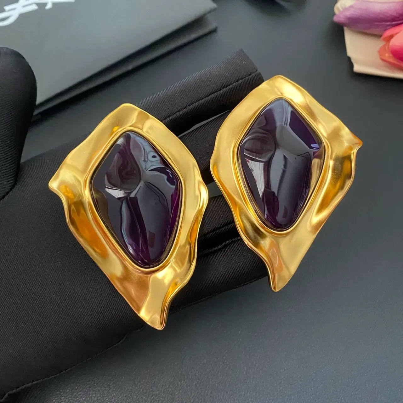 Saint Laurent স্কাল্পচারাল গোল্ড-টোন বেগুনি রেজিন ইয়াররিংস 4