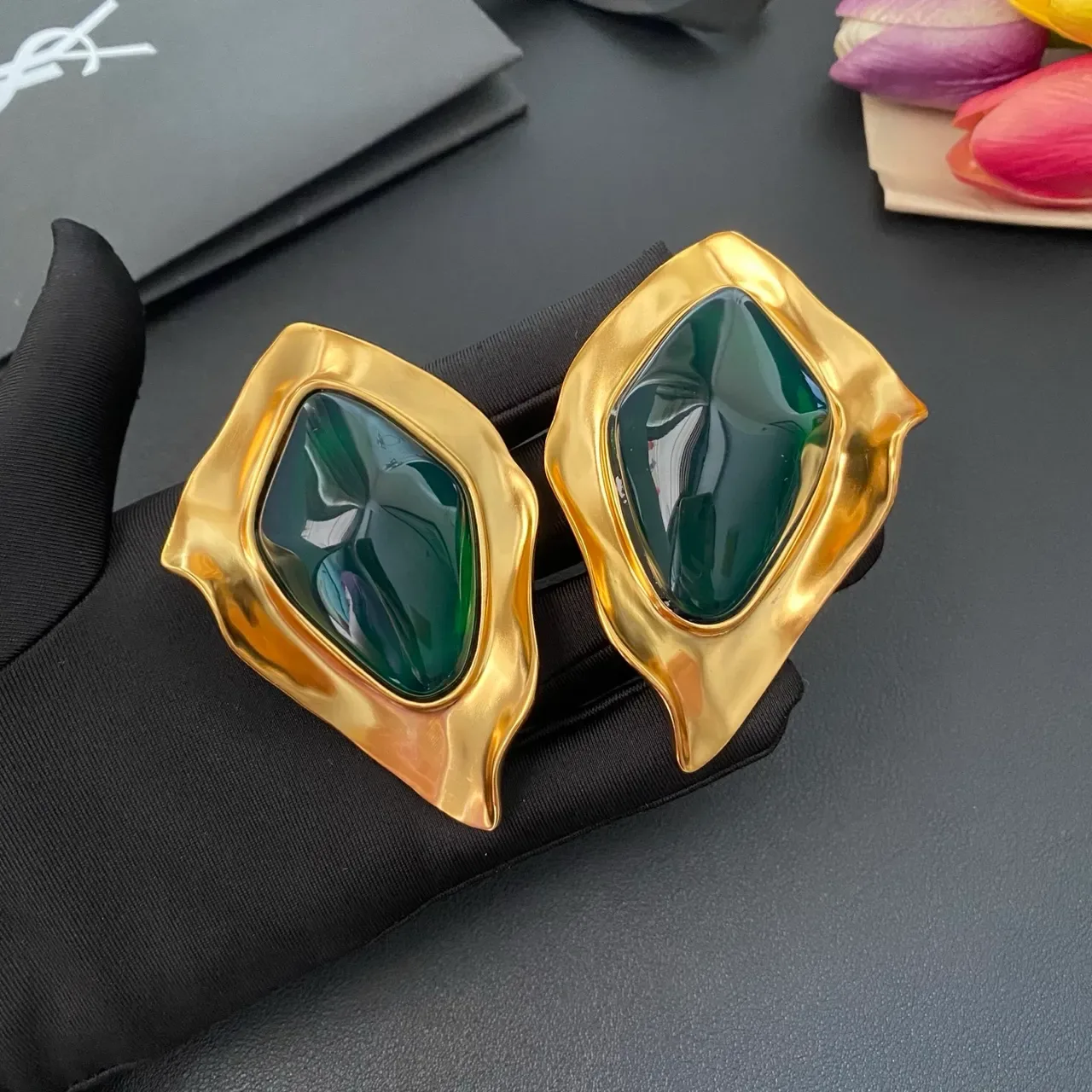 Saint Laurent স্কাল্পচারাল গোল্ড-টোন বেগুনি রেজিন ইয়াররিংস 5