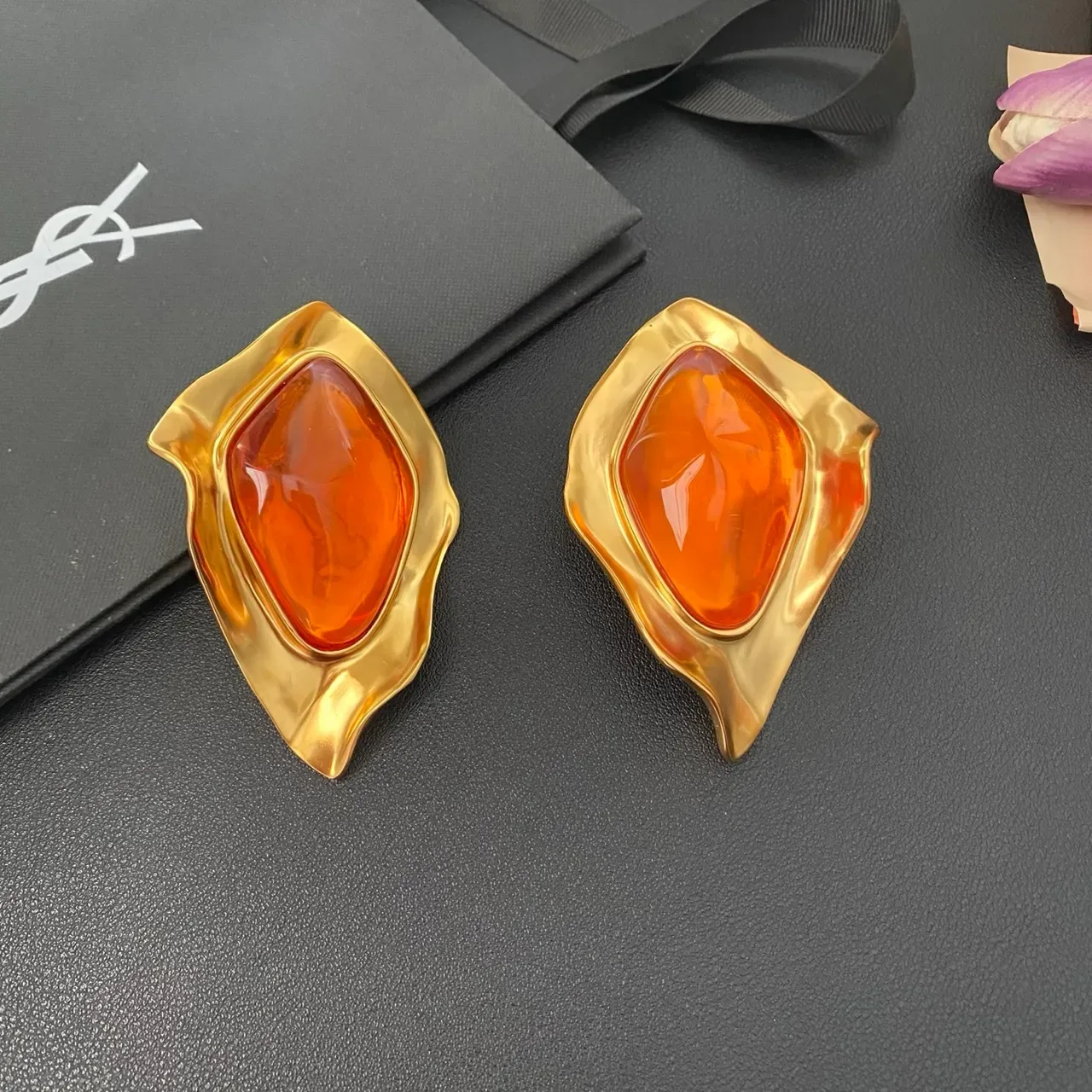 Saint Laurent স্কাল্পচারাল গোল্ড-টোন বেগুনি রেজিন ইয়াররিংস 8