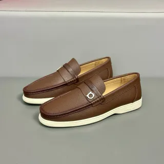 Salvatore Ferragamo بني بيج جلد مقرمش Gancini Buckle Strap حذاء لوفر