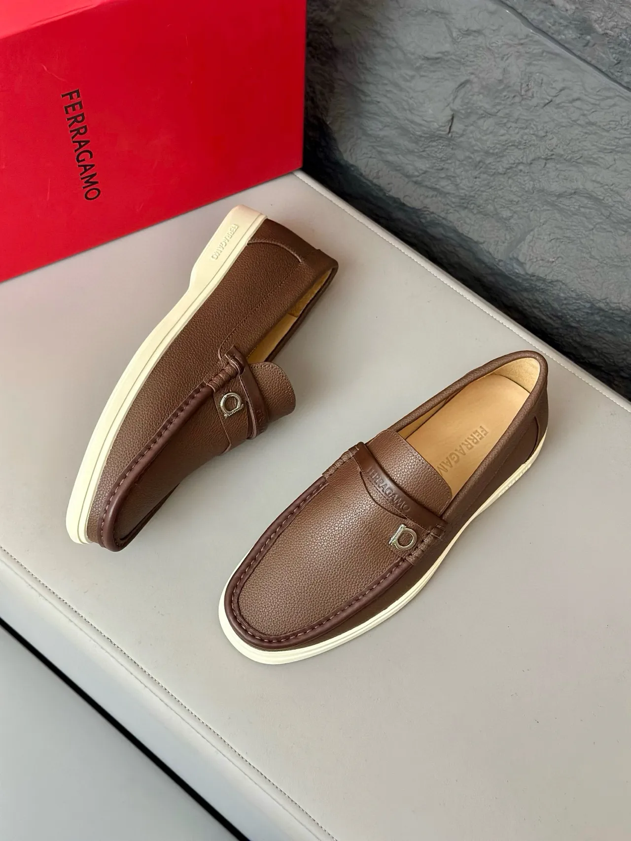 Salvatore Ferragamo بني بيج جلد مقرمش Gancini Buckle Strap حذاء لوفر 2