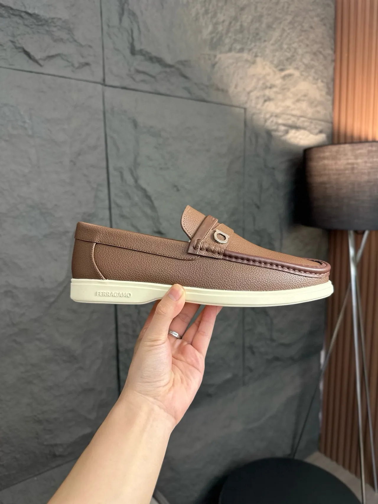 Salvatore Ferragamo بني بيج جلد مقرمش Gancini Buckle Strap حذاء لوفر 3