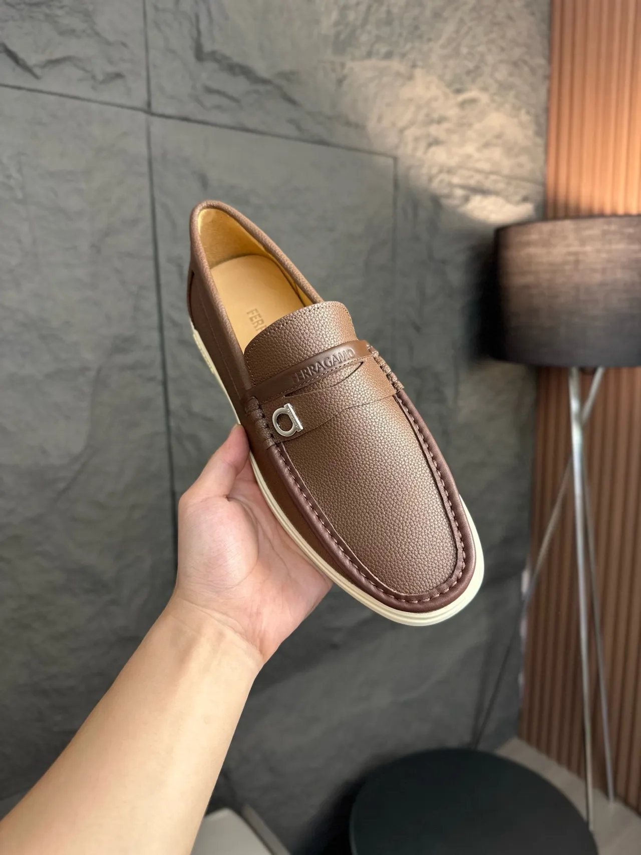 Salvatore Ferragamo بني بيج جلد مقرمش Gancini Buckle Strap حذاء لوفر 4