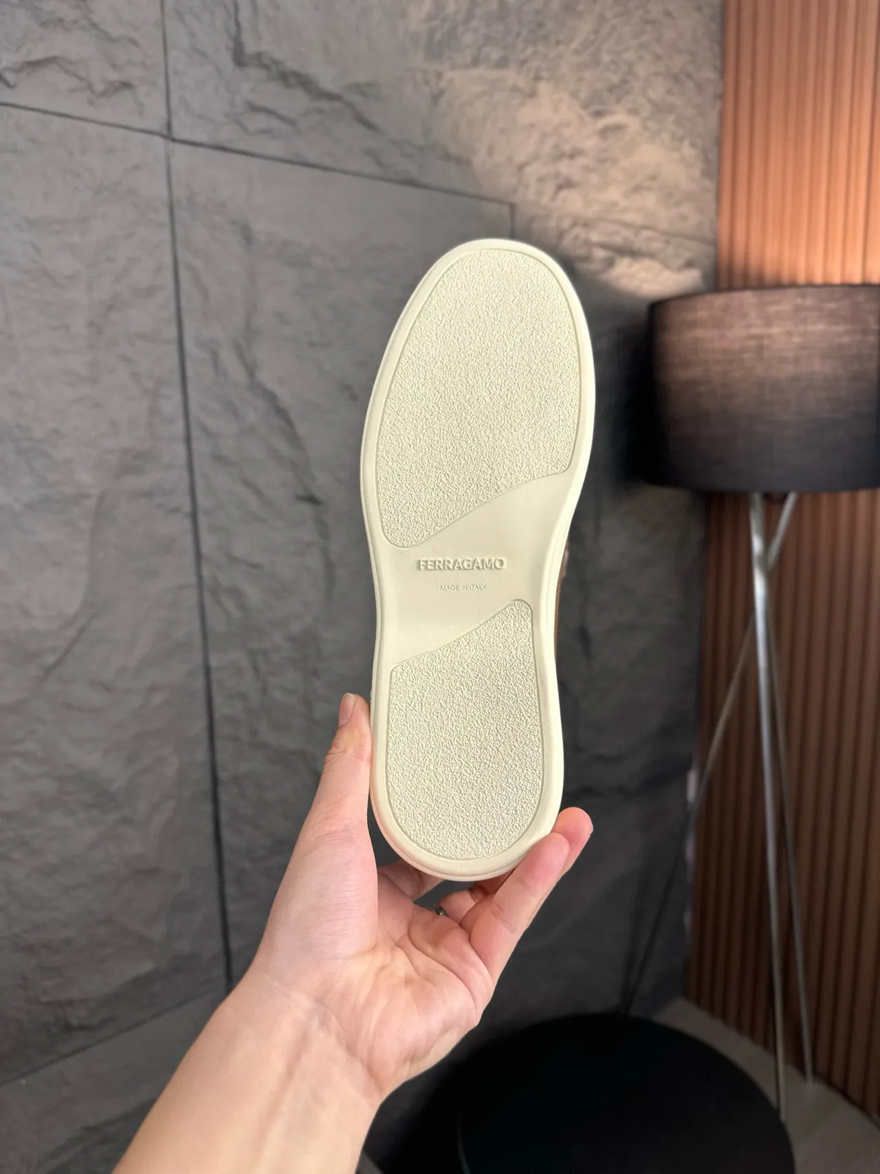 Salvatore Ferragamo بني بيج جلد مقرمش Gancini Buckle Strap حذاء لوفر 5