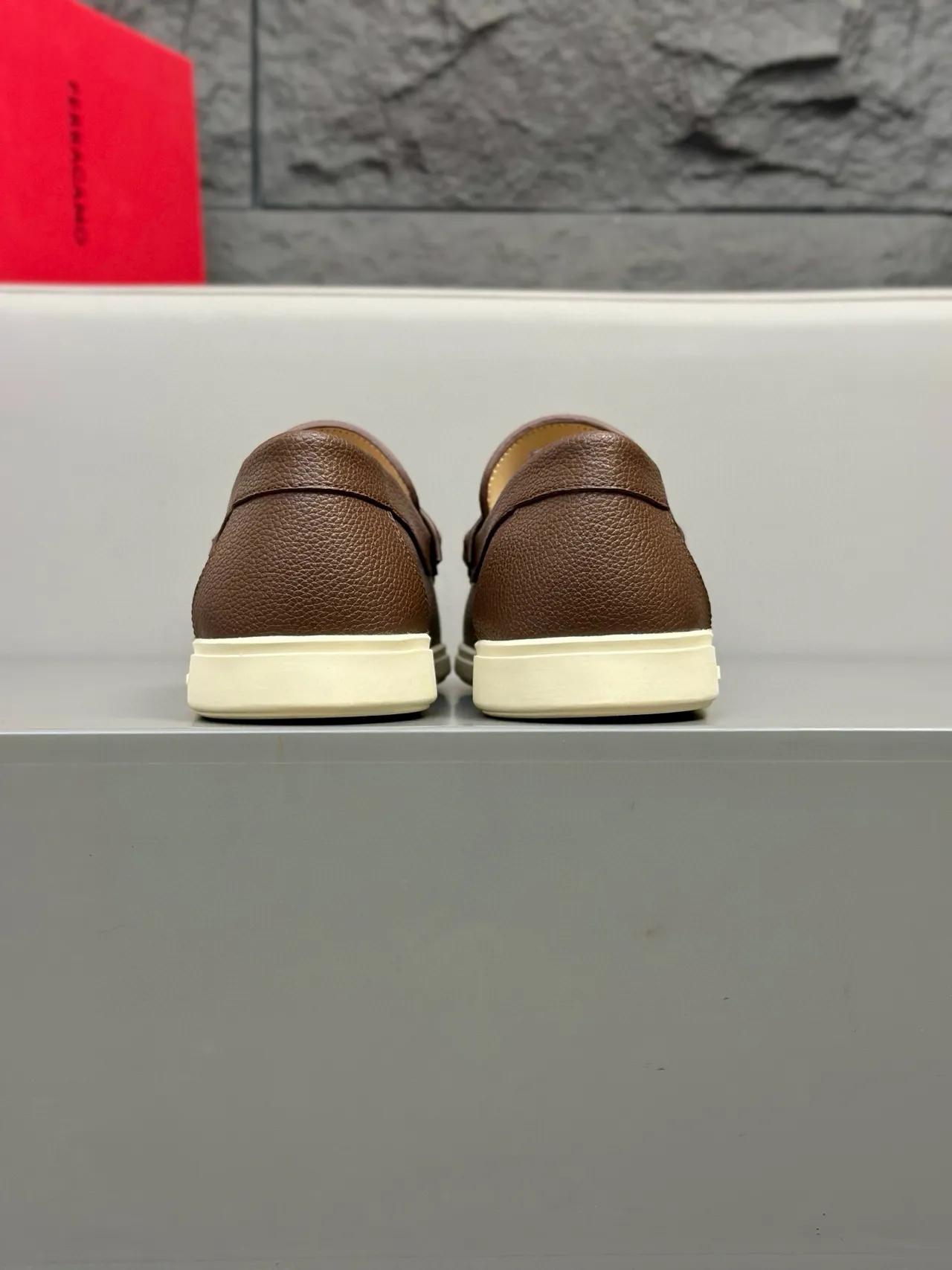 Salvatore Ferragamo بني بيج جلد مقرمش Gancini Buckle Strap حذاء لوفر 6