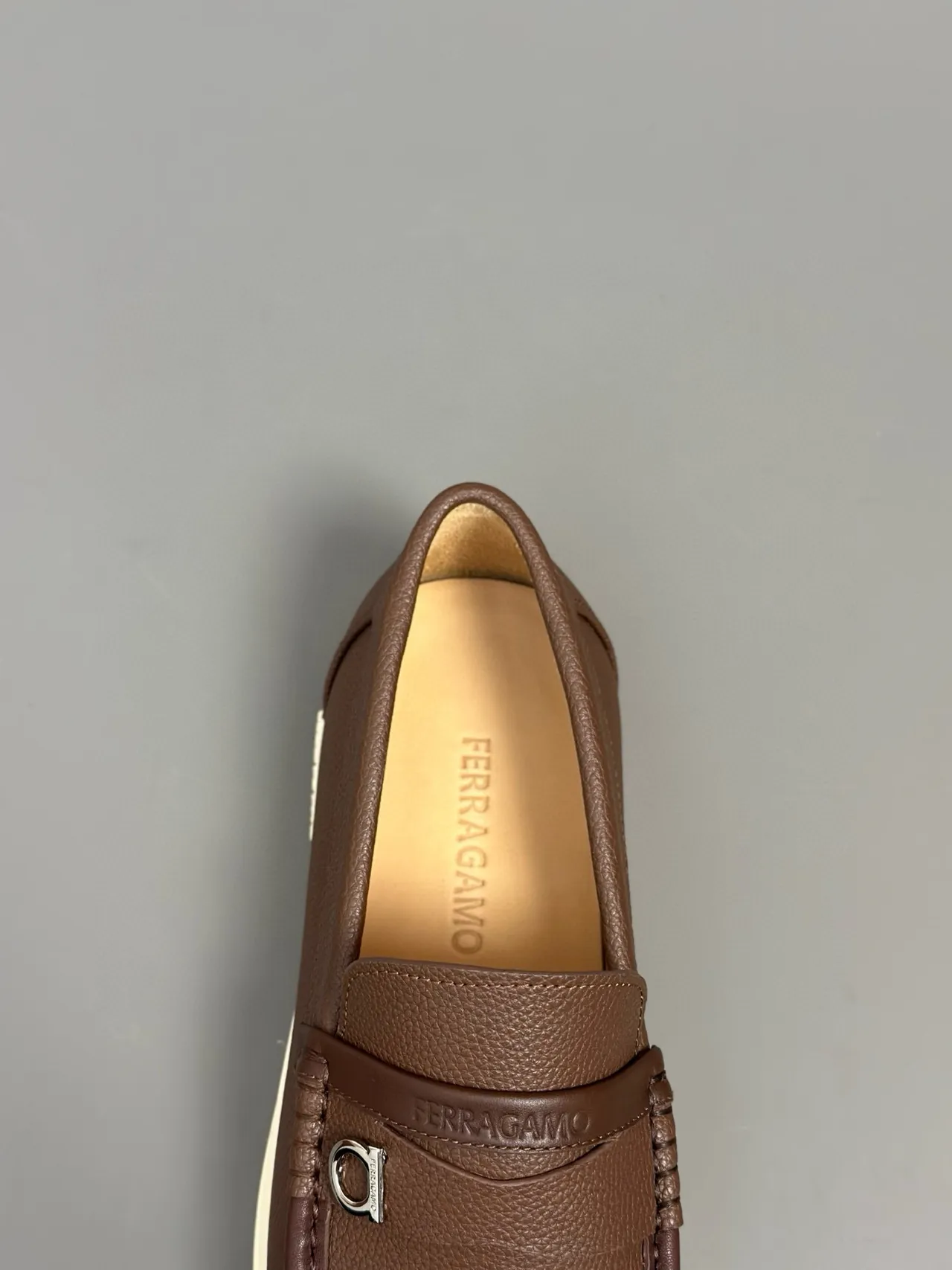 Salvatore Ferragamo بني بيج جلد مقرمش Gancini Buckle Strap حذاء لوفر 7