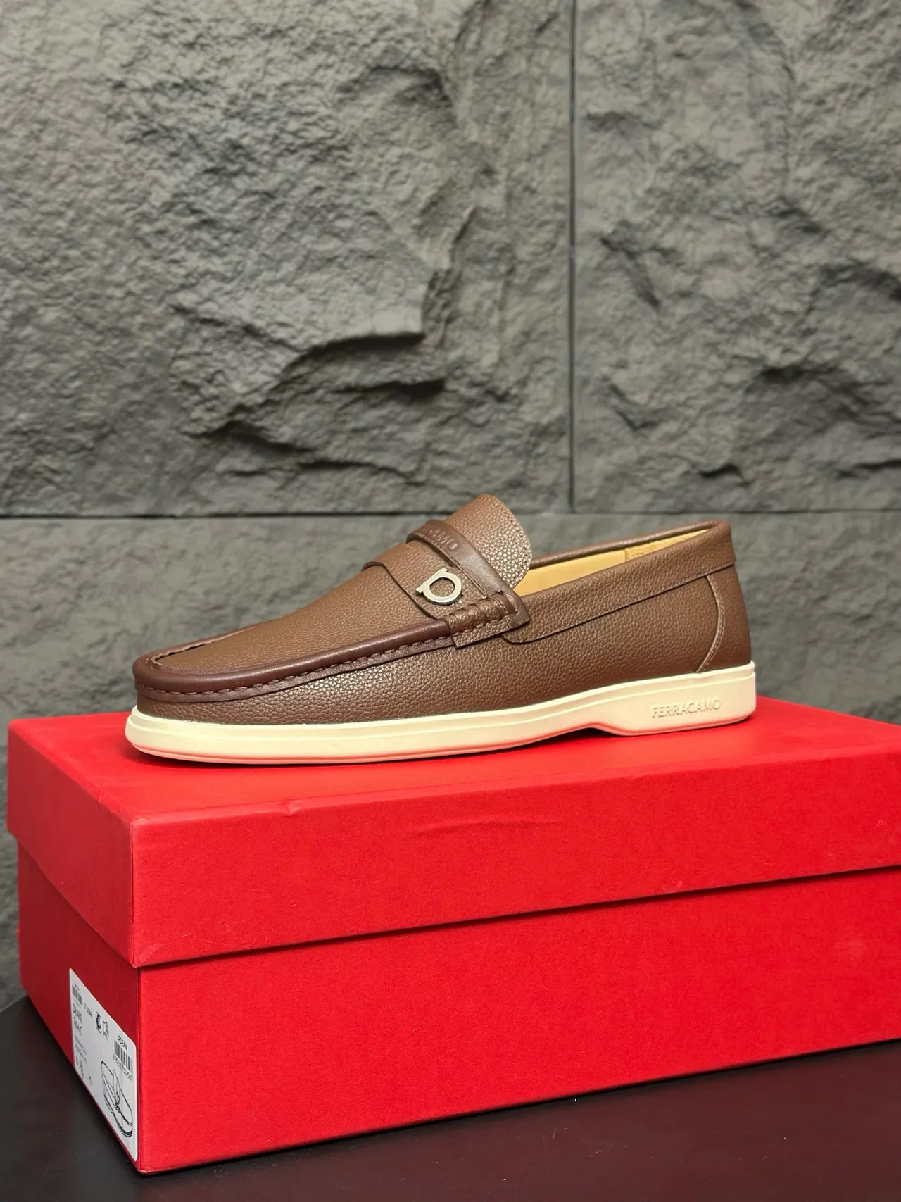 Salvatore Ferragamo بني بيج جلد مقرمش Gancini Buckle Strap حذاء لوفر 8