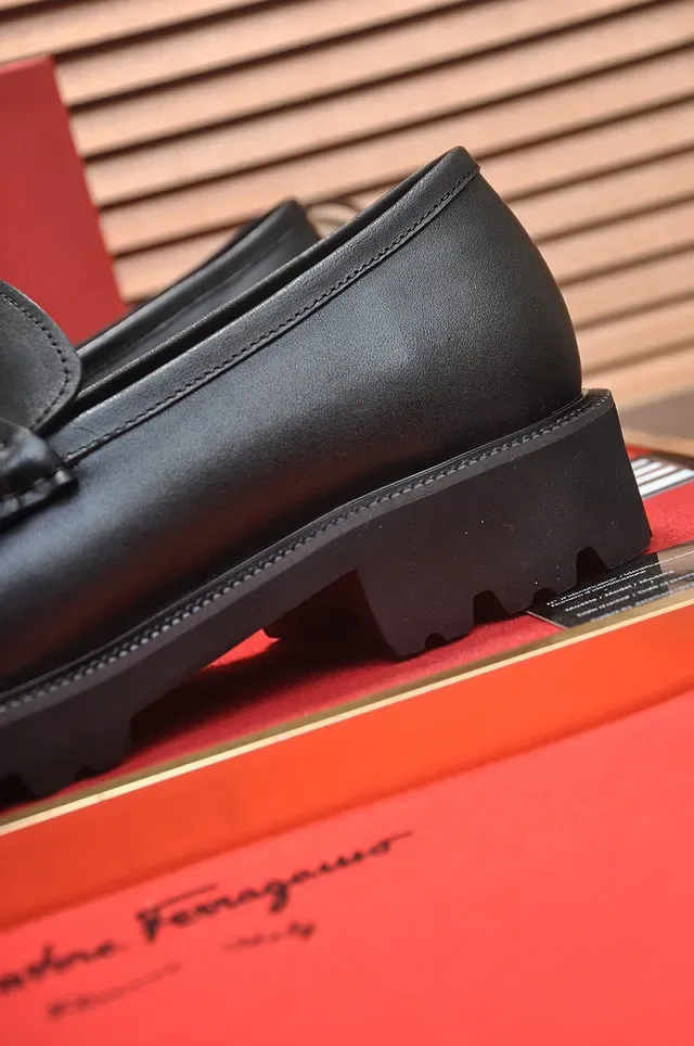Salvatore Ferragamo Gancini Mocasines de Cuero Negro 2