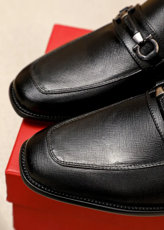 Salvatore Ferragamo Gancini কালো টেক্সচার্ড লেদার লুফার 5
