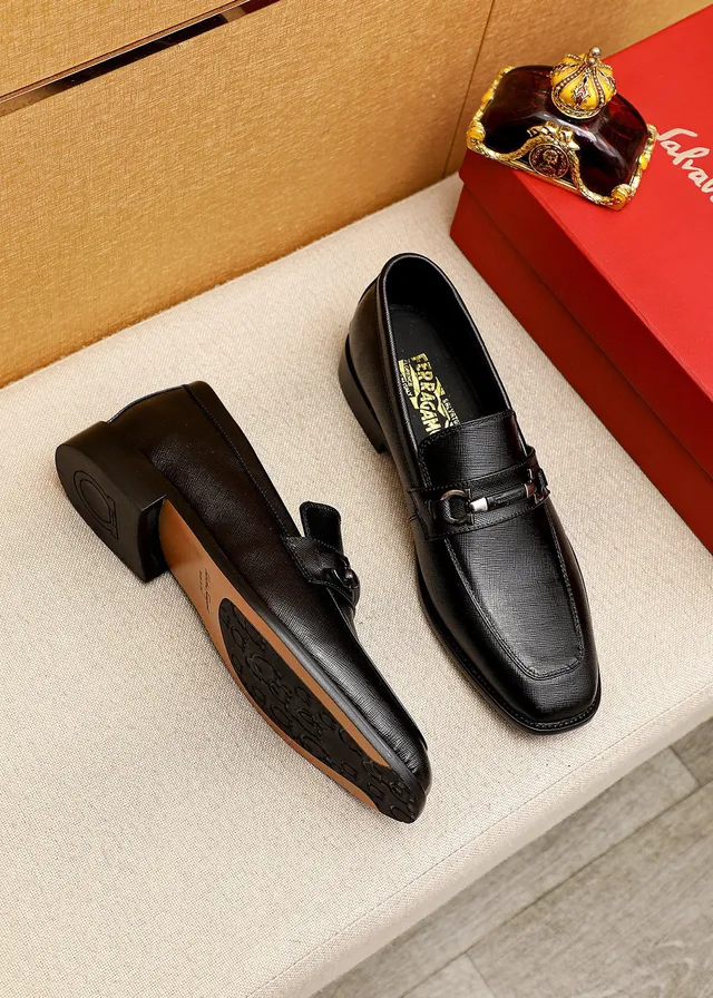 Salvatore Ferragamo Gancini কালো টেক্সচার্ড লেদার লুফার 7
