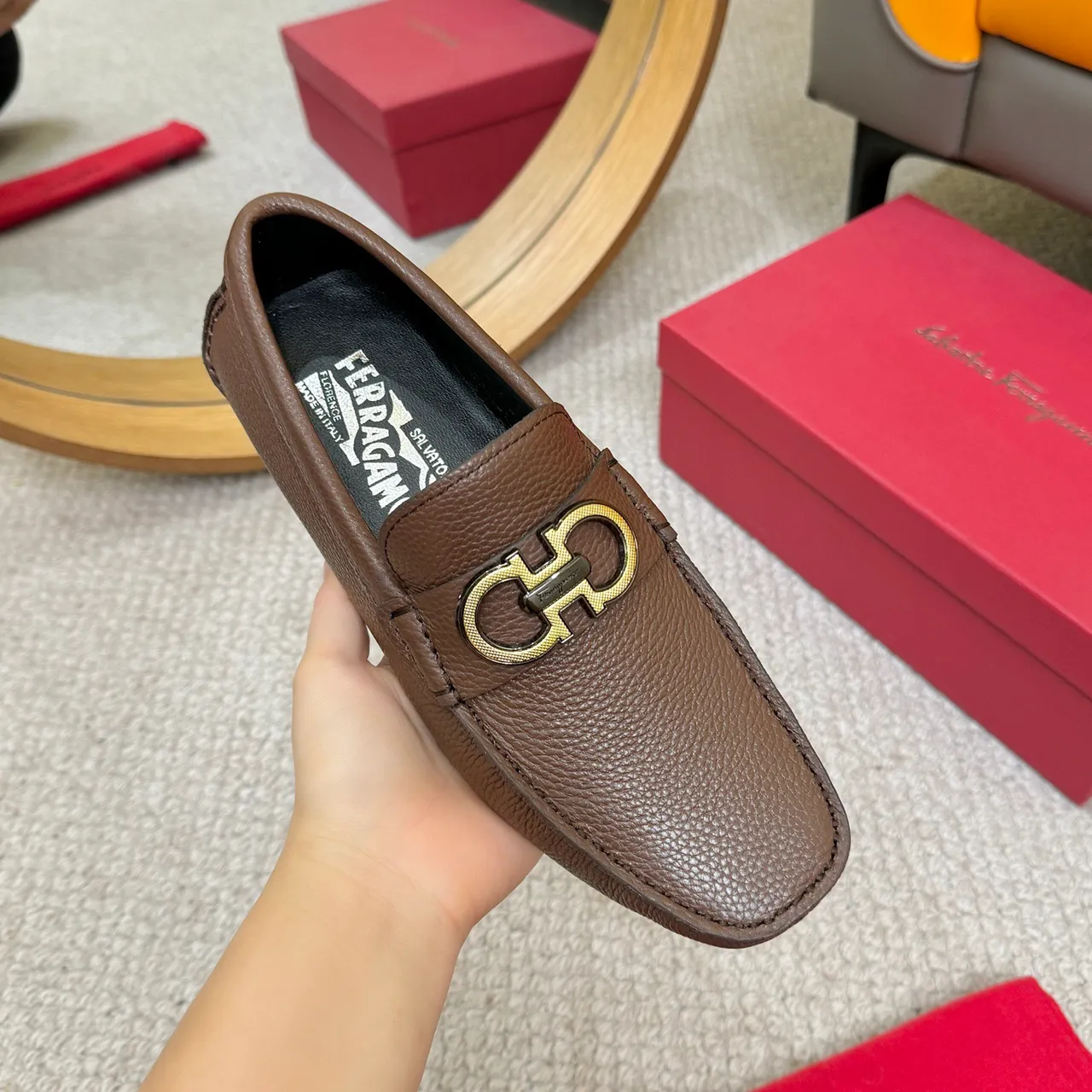 Salvatore Ferragamo Gancini Mocasines de cuero de grano marrón 5