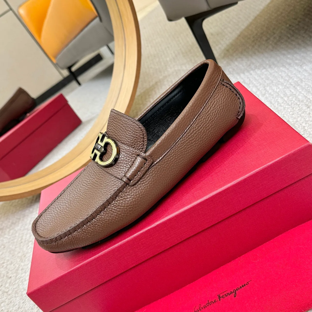 Salvatore Ferragamo Gancini Mocasines de cuero de grano marrón 6