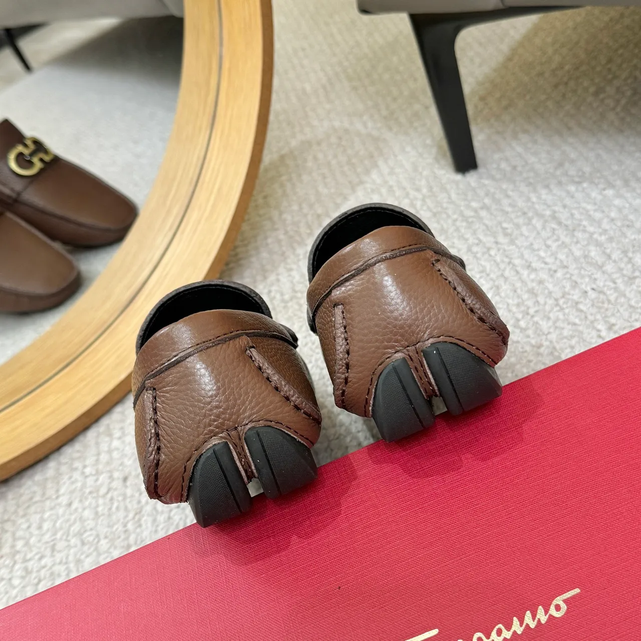 Salvatore Ferragamo Gancini Mocasines de cuero de grano marrón 9