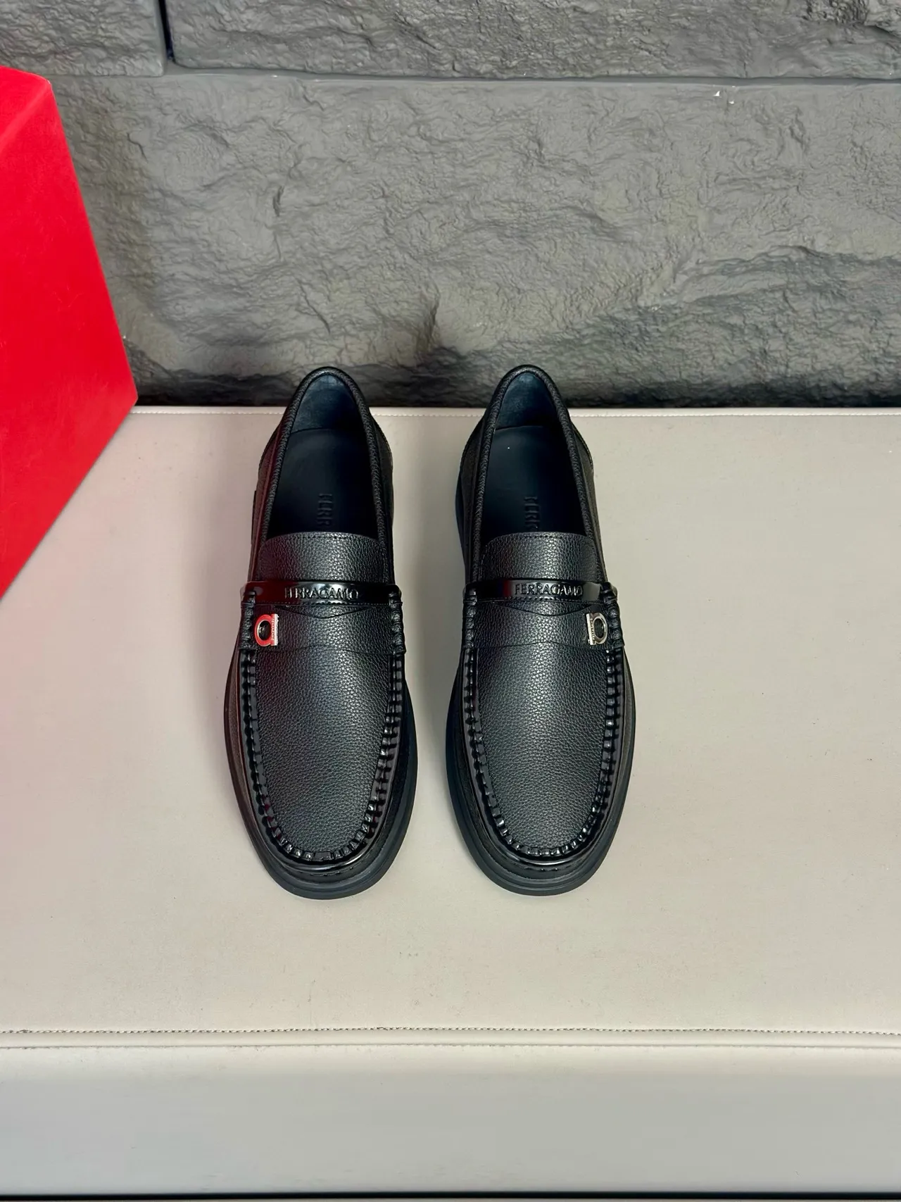 Salvatore Ferragamo Gancini Loafer Preto Couro Granulado Mocassins 2