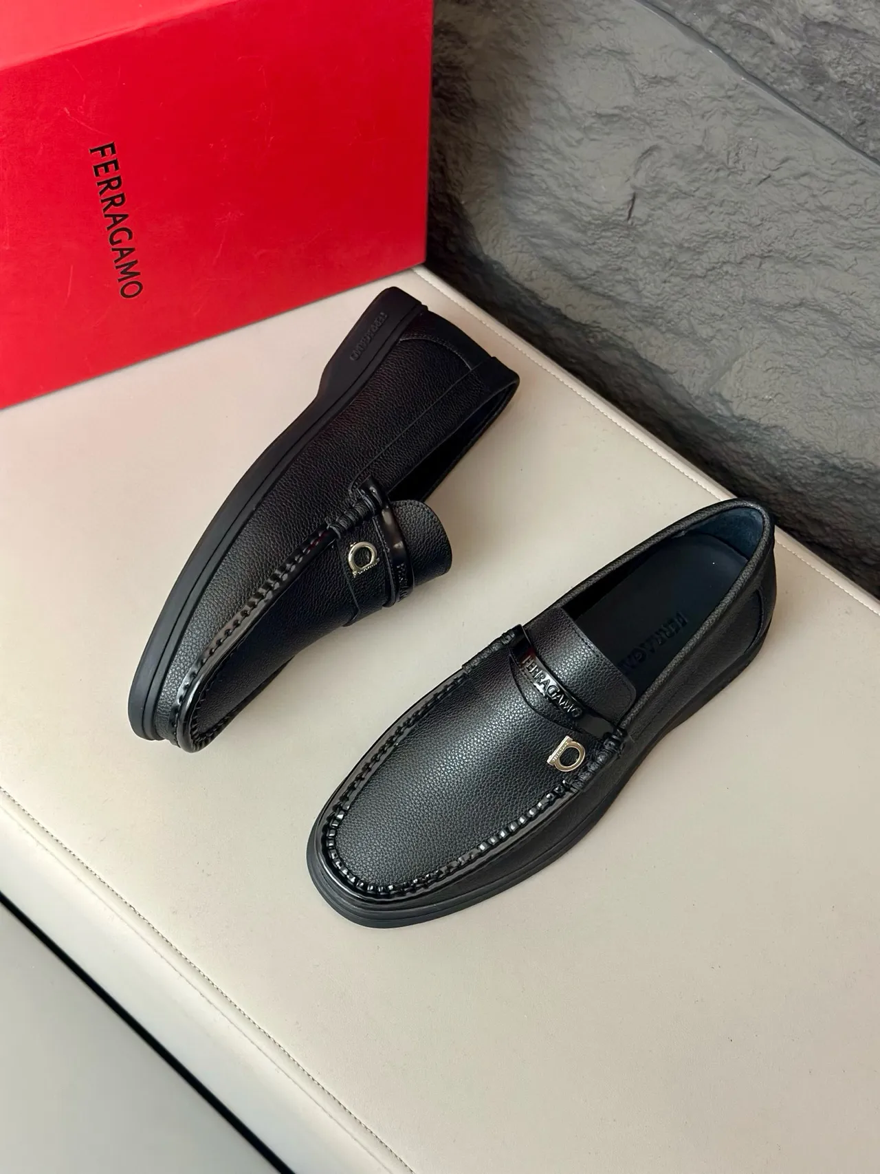 Salvatore Ferragamo Gancini Loafer Preto Couro Granulado Mocassins 3
