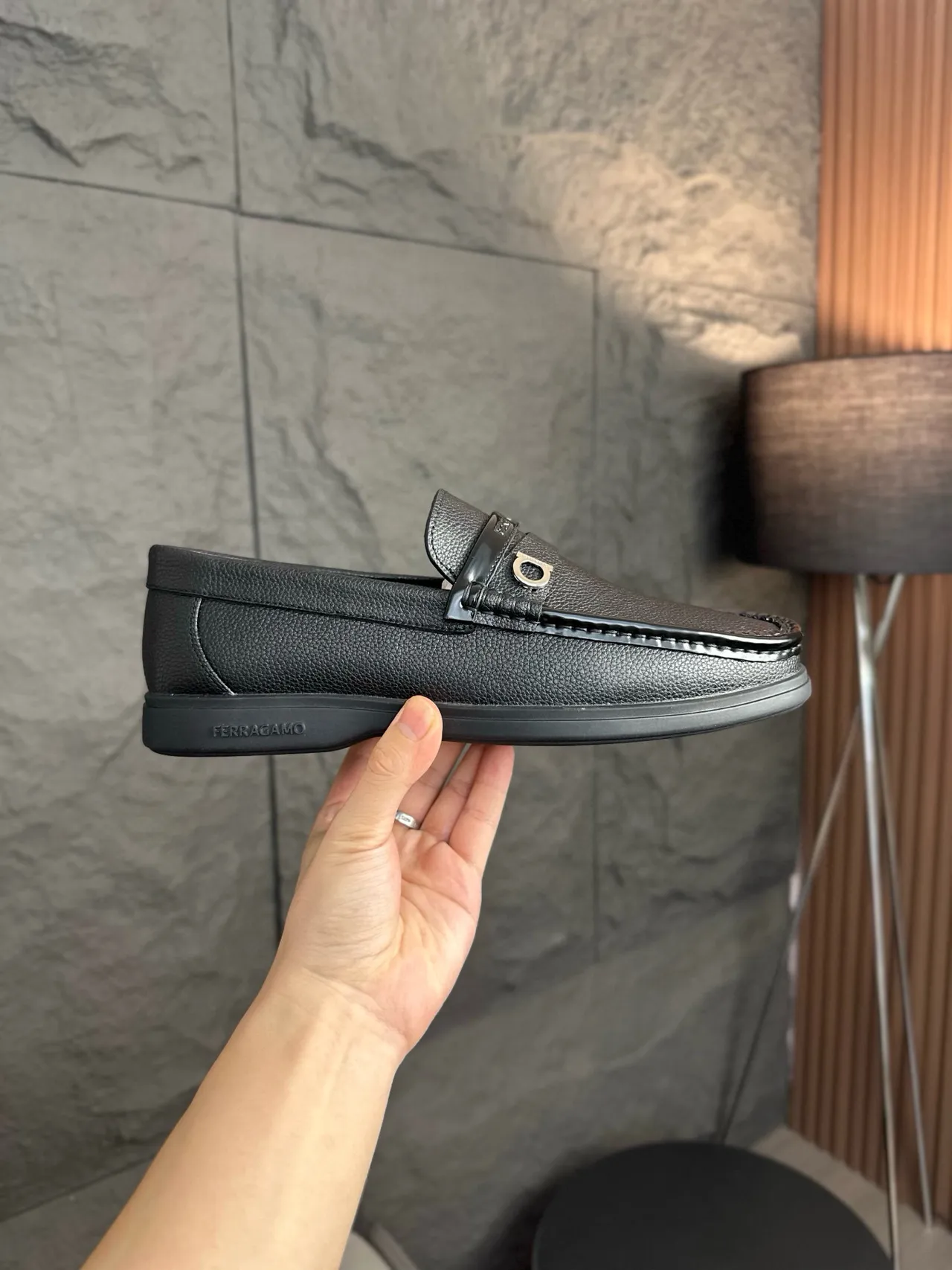 Salvatore Ferragamo Gancini Loafer Preto Couro Granulado Mocassins 4