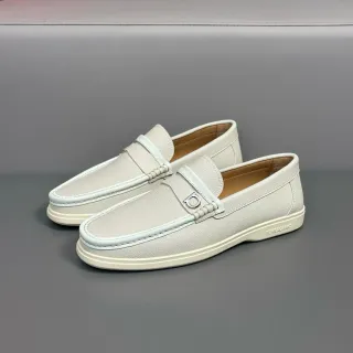 Salvatore Ferragamo Gancini Loafer حذاء لوفر أبيض عاجي جلد مموج