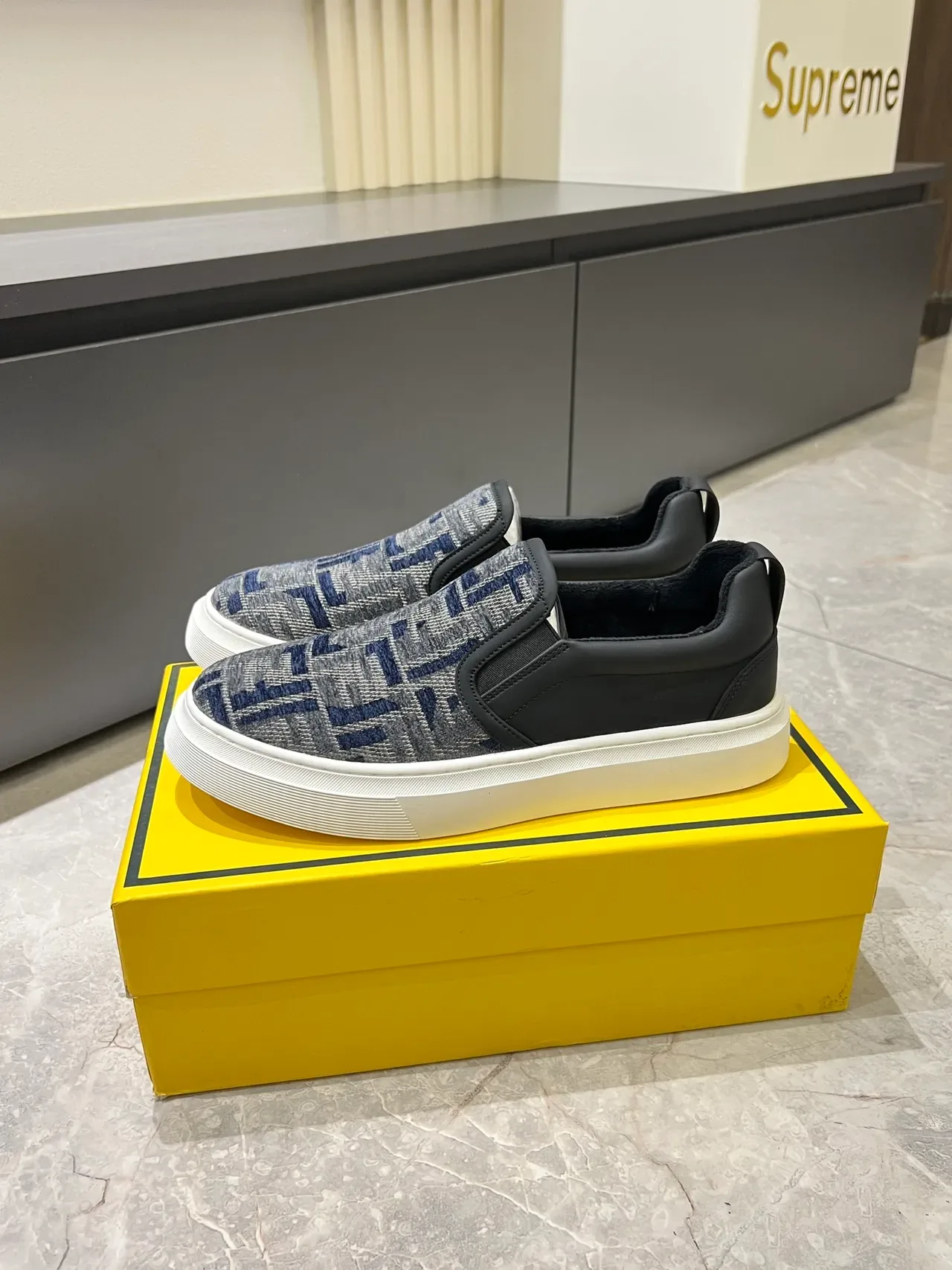 Supreme Zapatillas Lifestyle Slip-On de Tejido con Patrón y Cuero 4