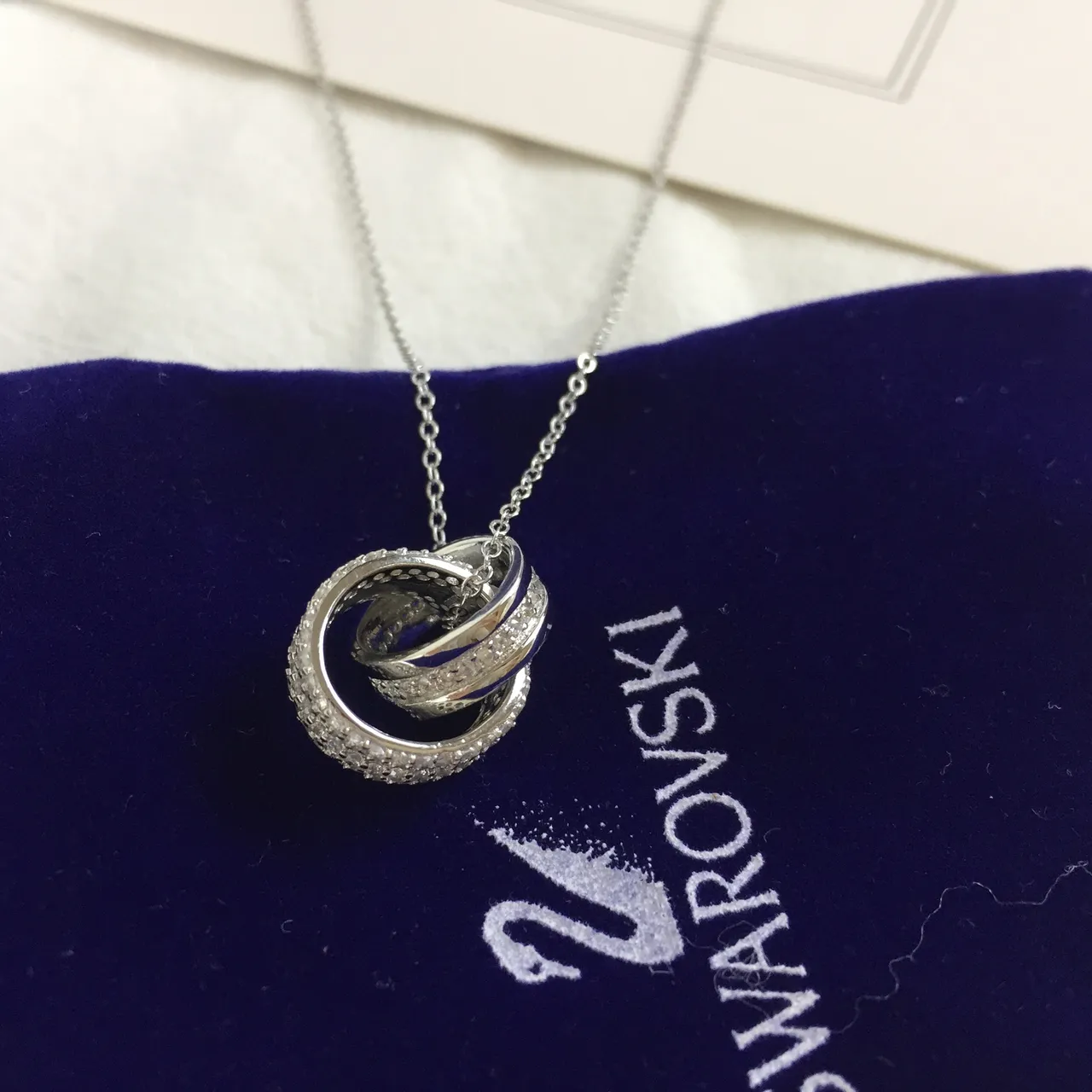 Swarovski حلقة متشابكة Pavé بلور قلادة 4