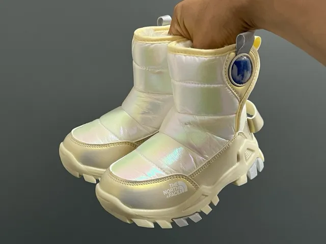 The North Face Botas de Nieve Azul Marino Aislante acolchado con estampado de copo de nieve 9