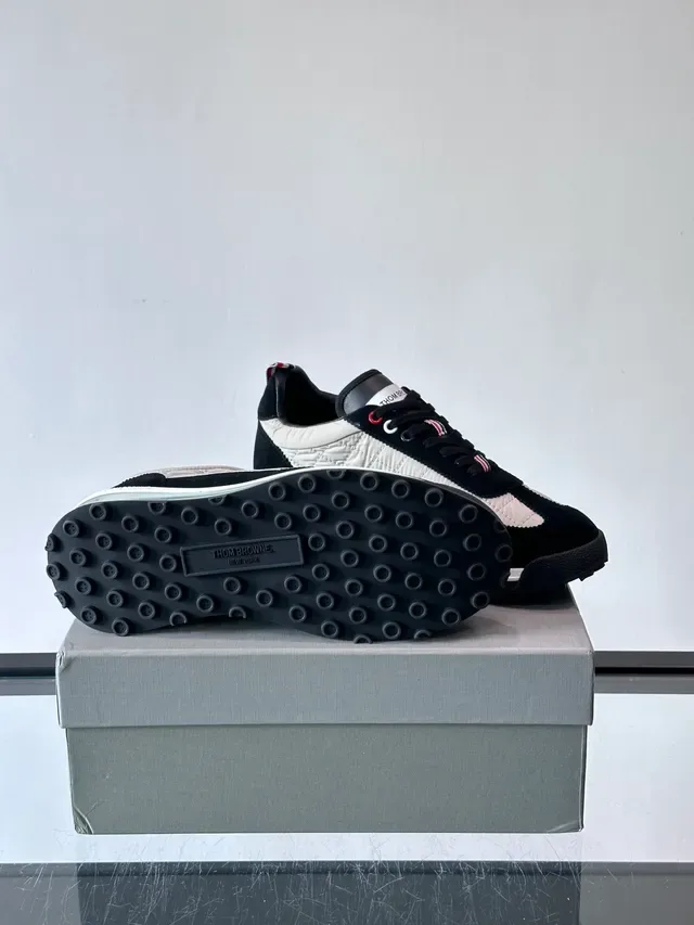 Thom Browne কুইল্টেড কালো বেইজ এয়ার কুশন লাইফস্টাইল স্নিকার্স 2