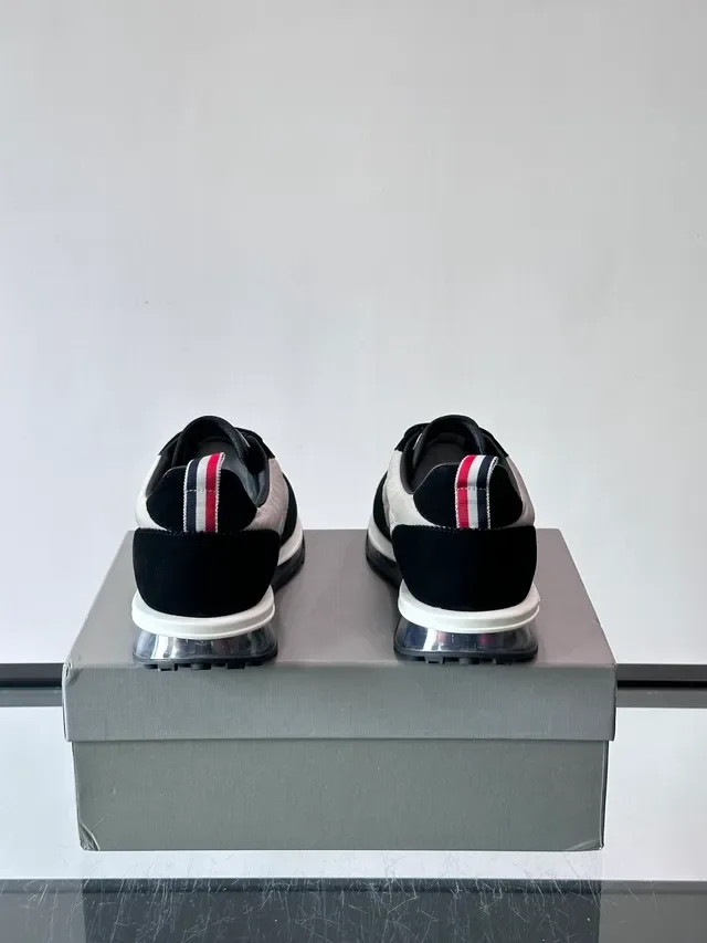 Thom Browne কুইল্টেড কালো বেইজ এয়ার কুশন লাইফস্টাইল স্নিকার্স 3