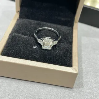 Tiffany & Co. चाँदी काला इमरल्ड-कट सेंटर स्टोन टेपर बैग्यूट साइड स्टोन्स रिंग