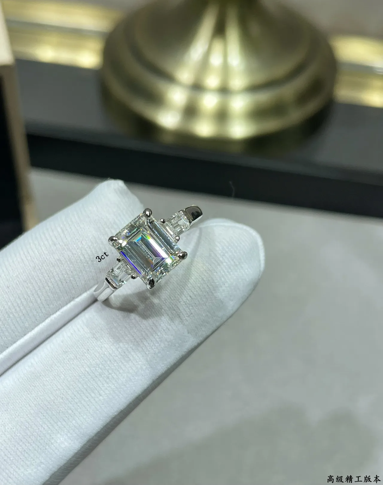 Tiffany & Co. রূপালী কালো ইমারল্ড-কাট সেন্টার স্টোন টেপারড ব্যাগুয়েট সাইড স্টোন রিং 4