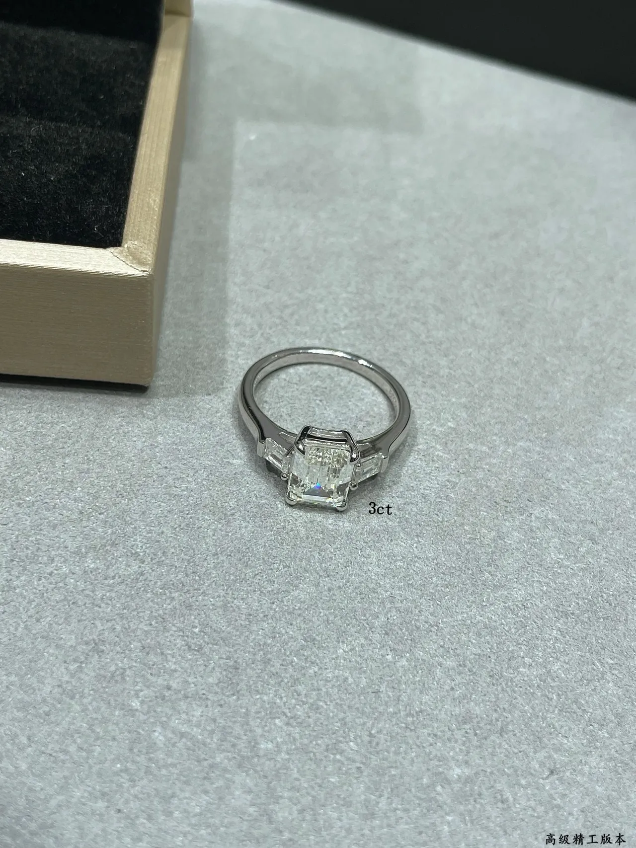 Tiffany & Co. রূপালী কালো ইমারল্ড-কাট সেন্টার স্টোন টেপারড ব্যাগুয়েট সাইড স্টোন রিং 5