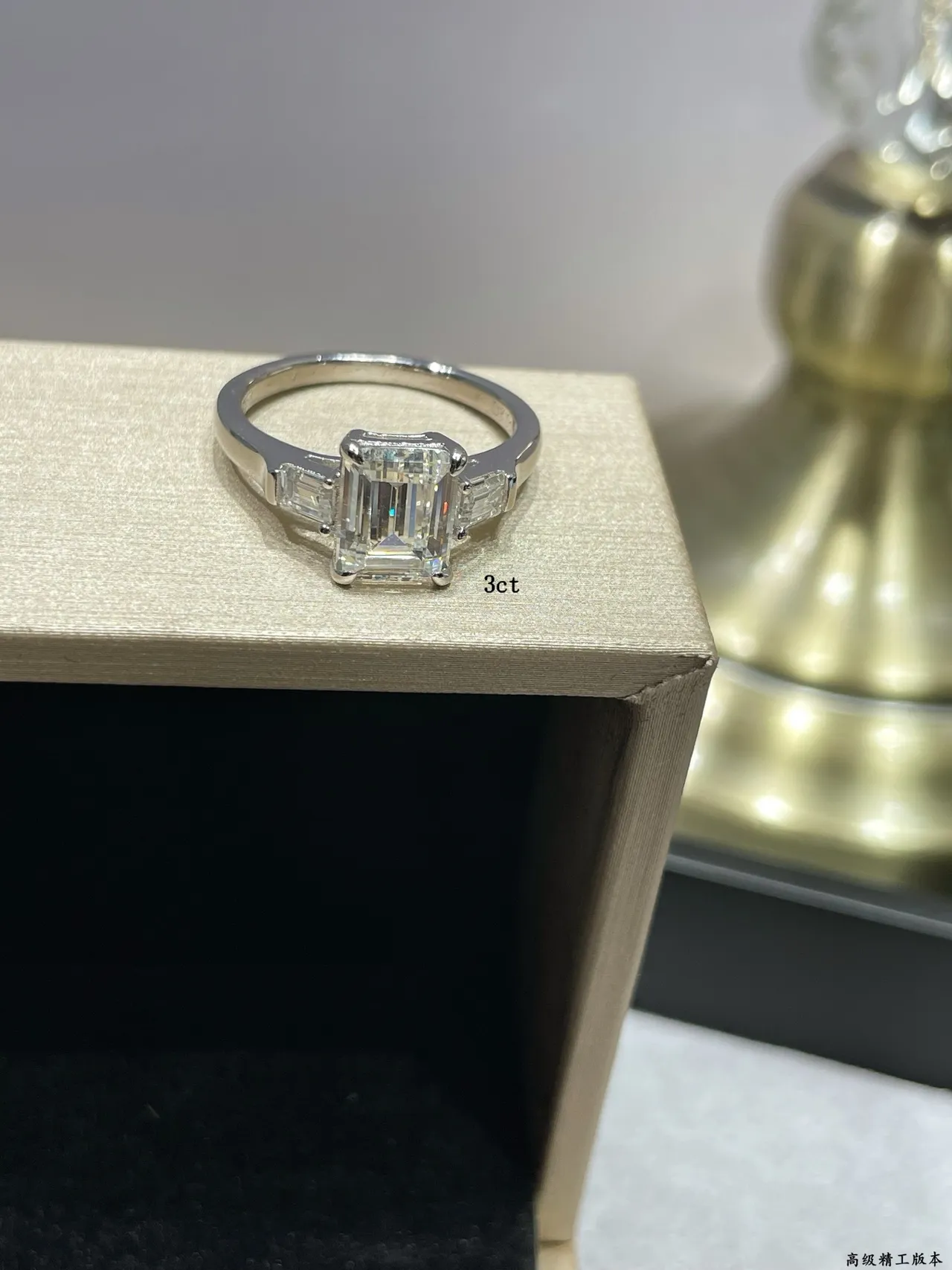 Tiffany & Co. রূপালী কালো ইমারল্ড-কাট সেন্টার স্টোন টেপারড ব্যাগুয়েট সাইড স্টোন রিং 6