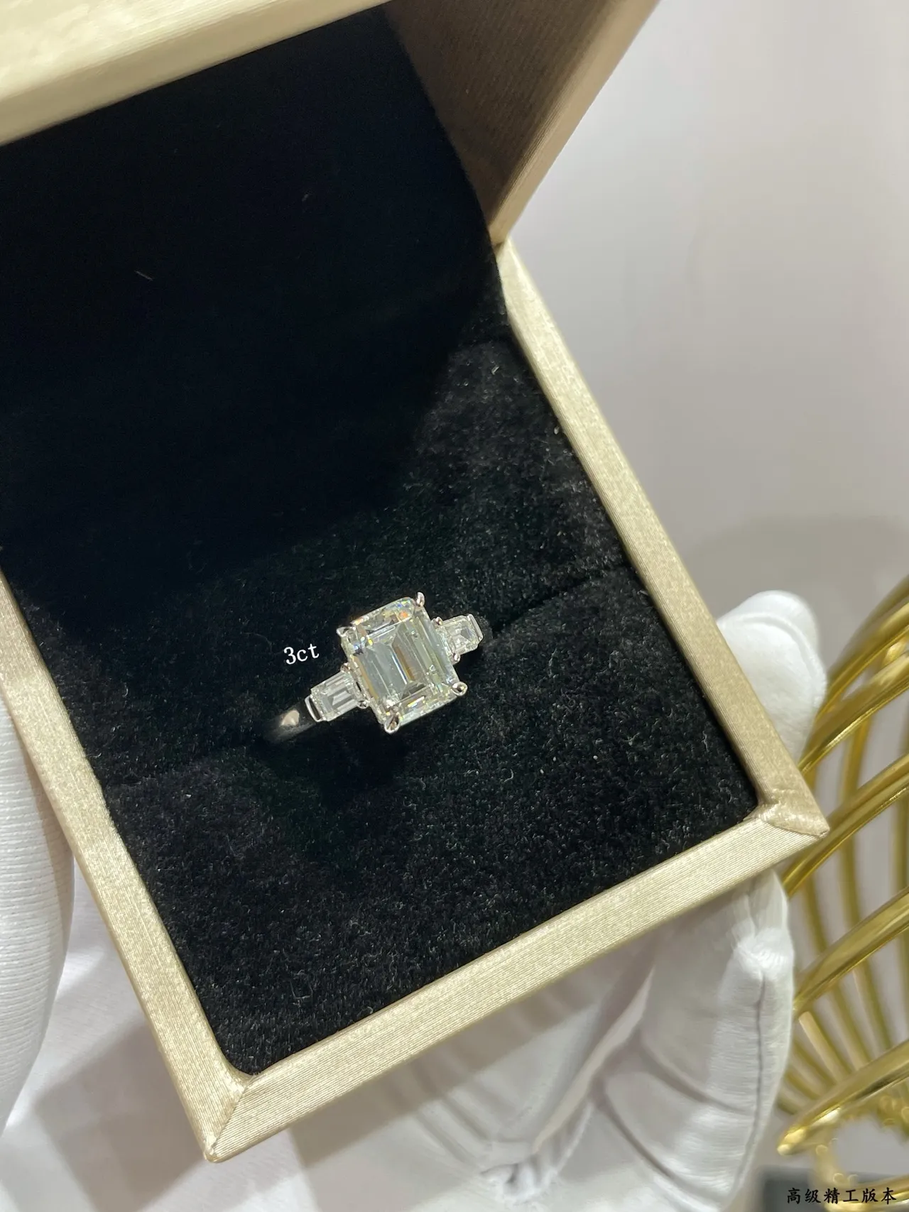 Tiffany & Co. রূপালী কালো ইমারল্ড-কাট সেন্টার স্টোন টেপারড ব্যাগুয়েট সাইড স্টোন রিং 7