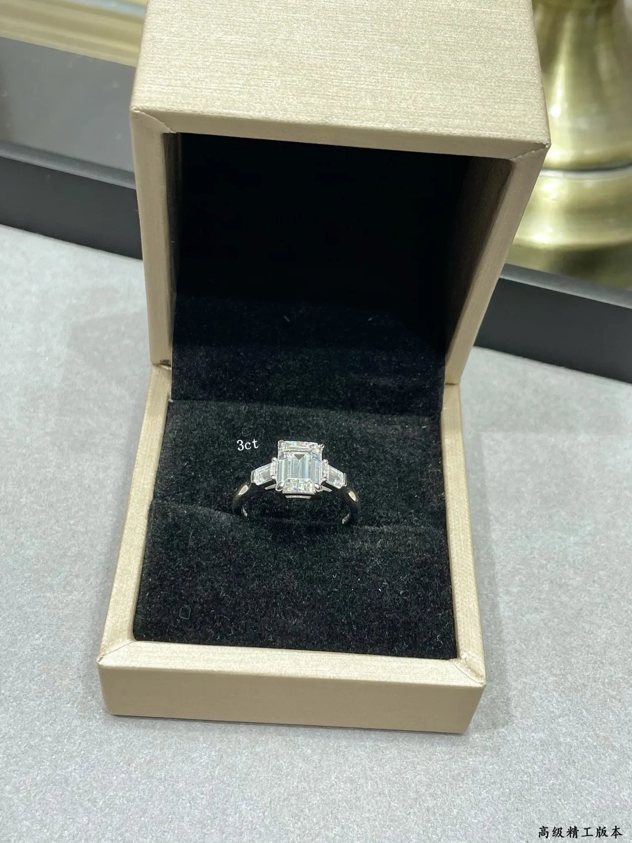 Tiffany & Co. রূপালী কালো ইমারল্ড-কাট সেন্টার স্টোন টেপারড ব্যাগুয়েট সাইড স্টোন রিং 8