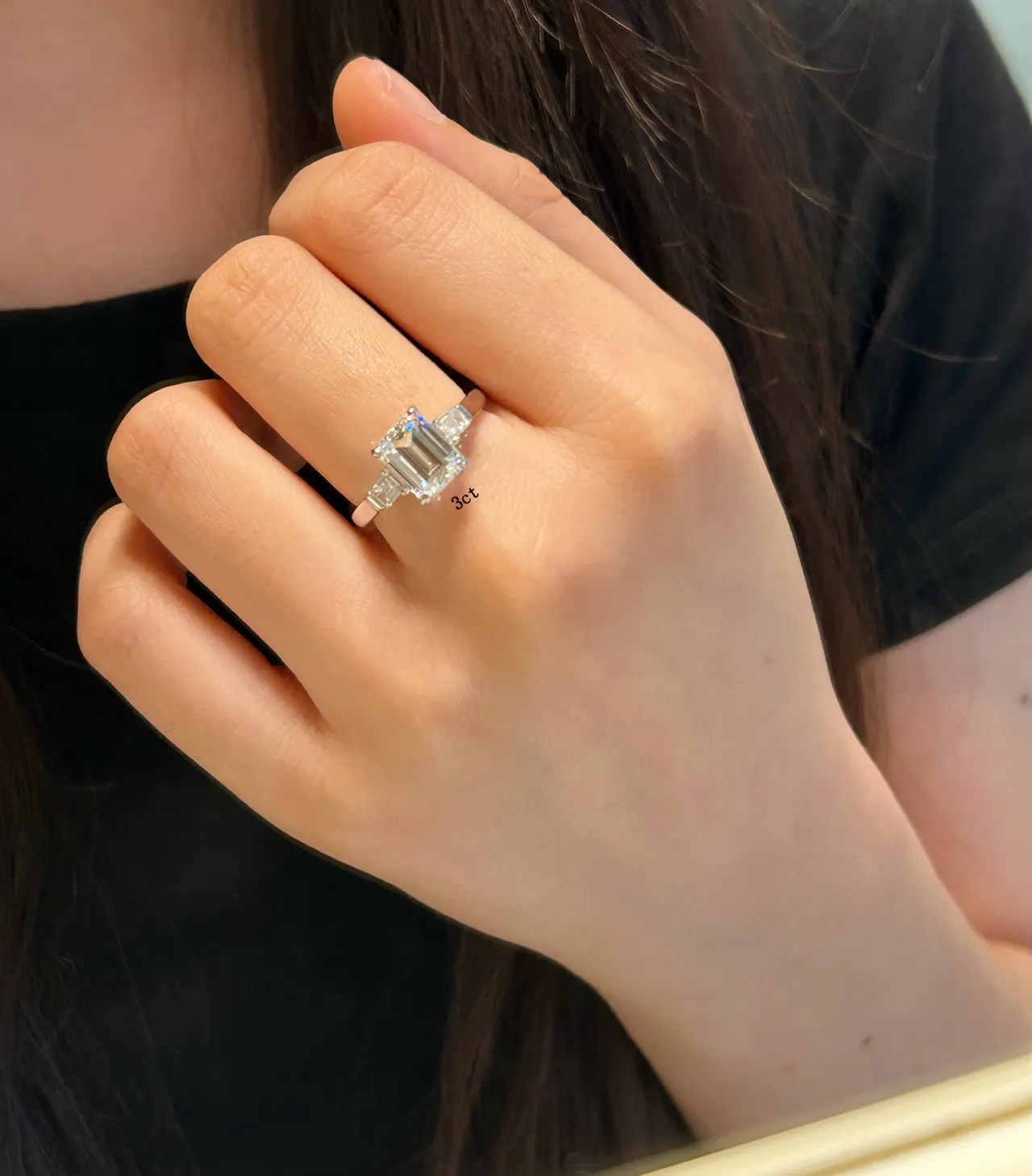 Tiffany & Co. রূপালী কালো ইমারল্ড-কাট সেন্টার স্টোন টেপারড ব্যাগুয়েট সাইড স্টোন রিং 9