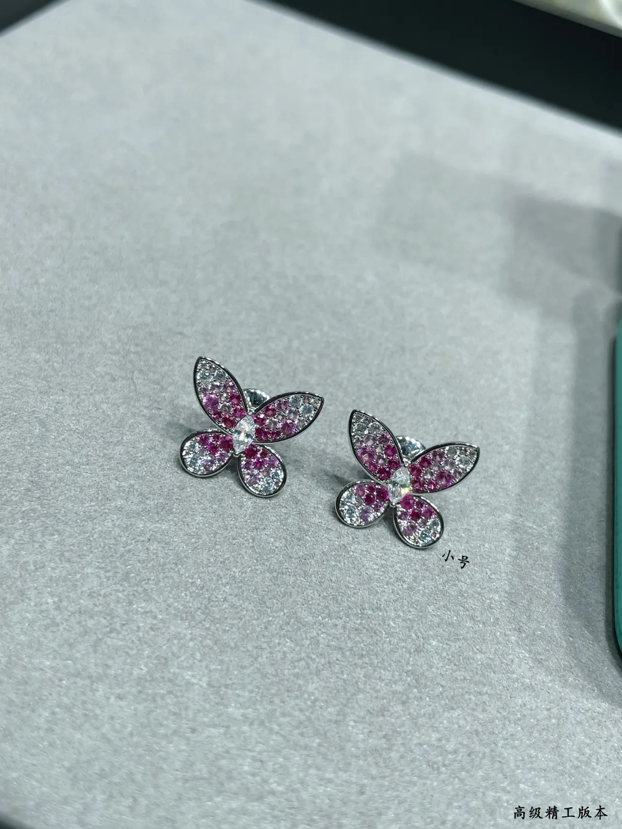 Tiffany & Co. तितली Pavé गुलाबी और सफेद जेमस्टोन स्टड ईयरिंग्स 3