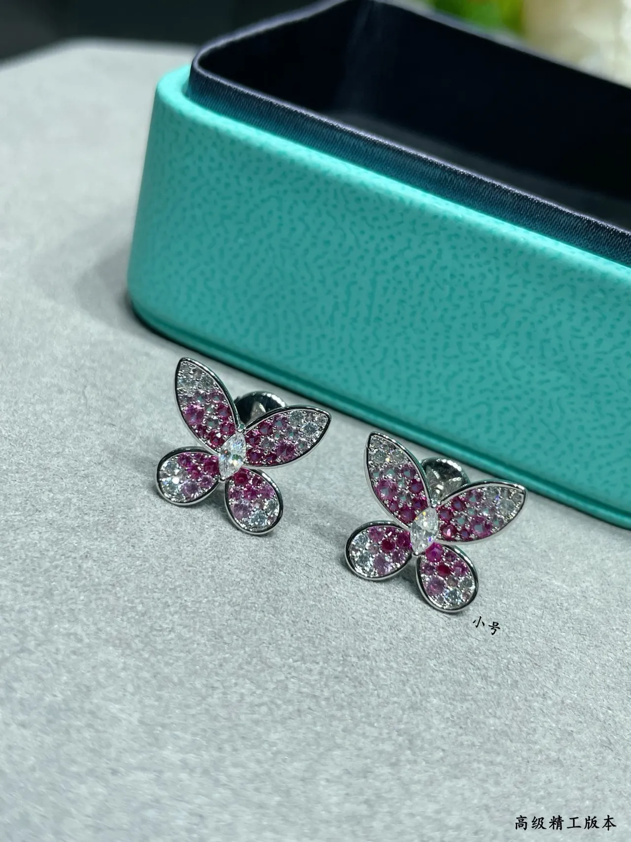 Tiffany & Co. तितली Pavé गुलाबी और सफेद जेमस्टोन स्टड ईयरिंग्स 4