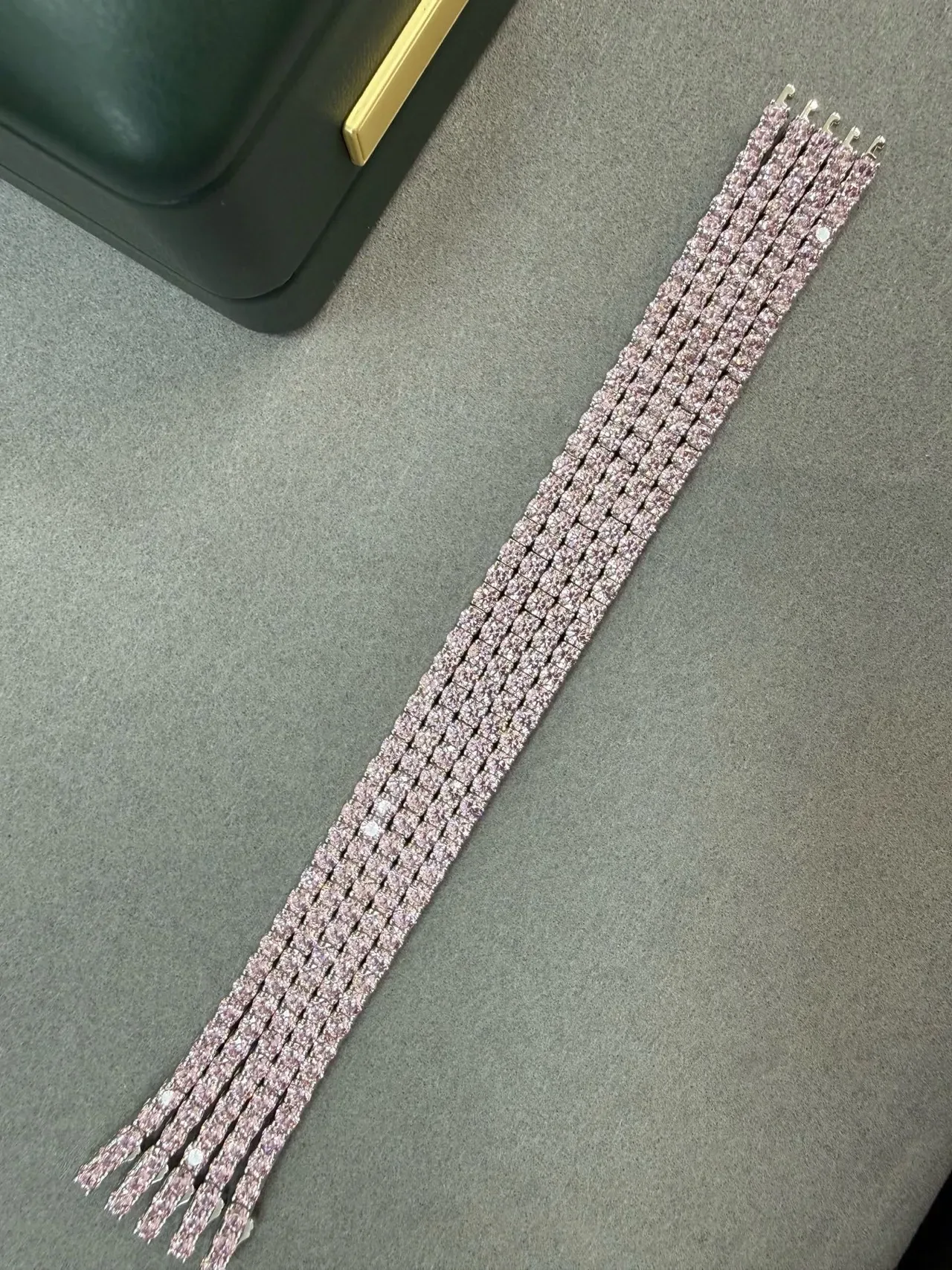Tiffany & Co. سوار فضة وردية مرصعة بالأحجار الكريمة بتقنية البافيه ولمسات حجر شفاف متناوبة 3