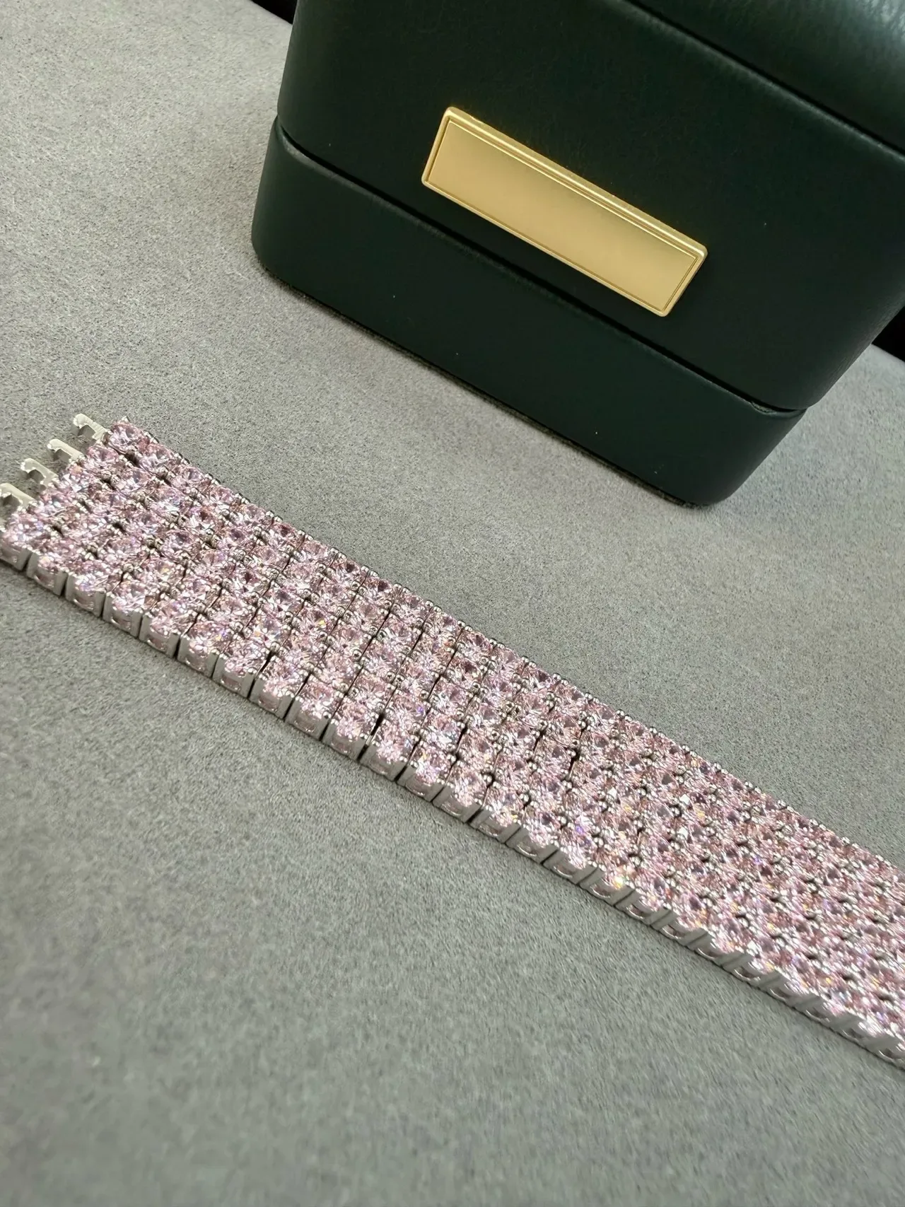 Tiffany & Co. سوار فضة وردية مرصعة بالأحجار الكريمة بتقنية البافيه ولمسات حجر شفاف متناوبة 4