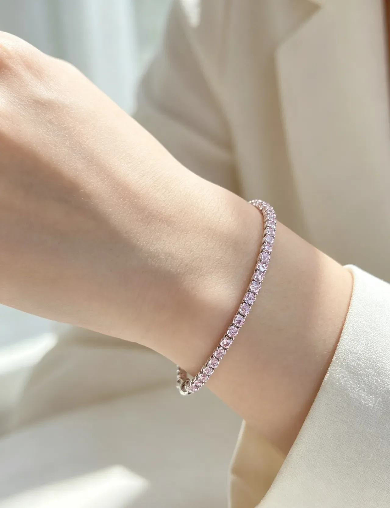 Tiffany & Co. سوار فضة وردية مرصعة بالأحجار الكريمة بتقنية البافيه ولمسات حجر شفاف متناوبة 9