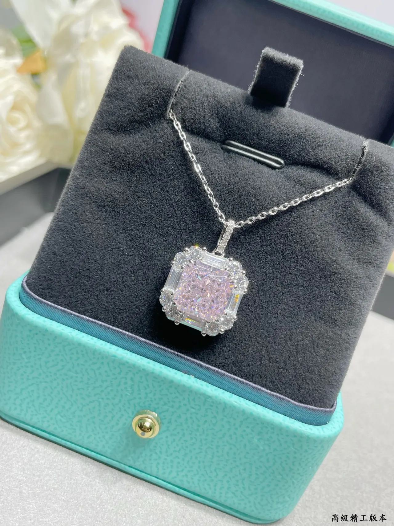 Tiffany & Co. गुलाबी चांदी वर्गीय कुशन-कट केंद्रीय पत्थर बैगेट-और-राउंड हेलो सेटिंग हार 4