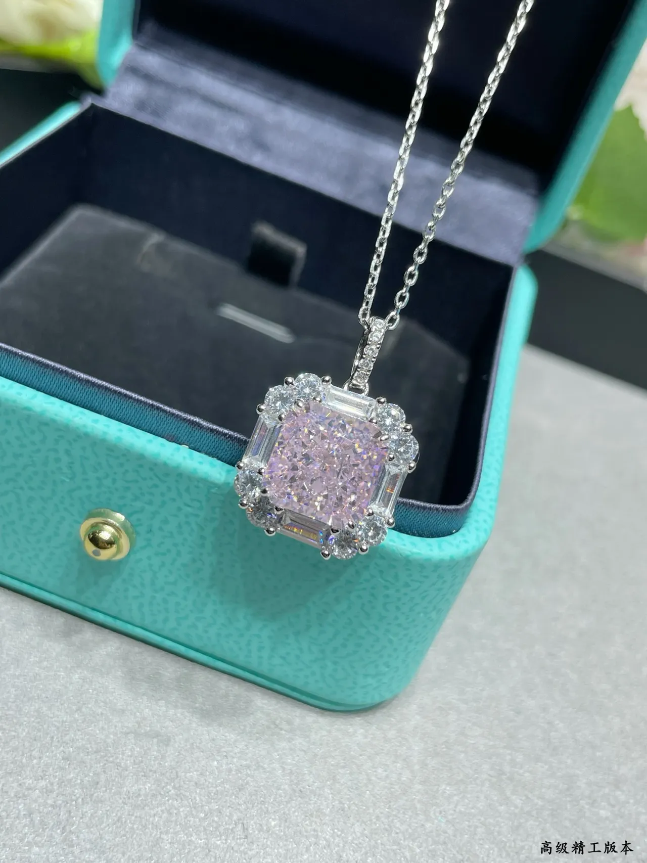 Tiffany & Co. गुलाबी चांदी वर्गीय कुशन-कट केंद्रीय पत्थर बैगेट-और-राउंड हेलो सेटिंग हार 2