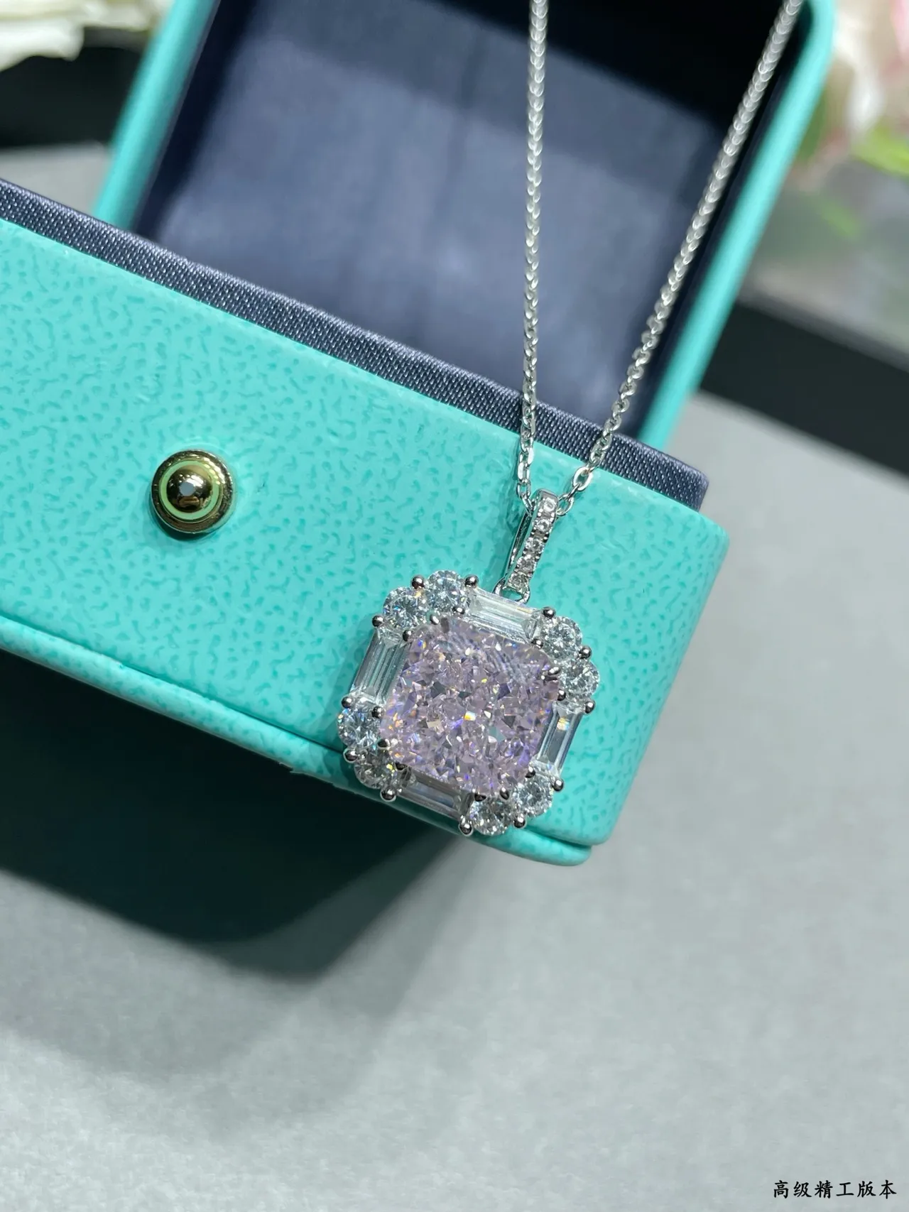 Tiffany & Co. गुलाबी चांदी वर्गीय कुशन-कट केंद्रीय पत्थर बैगेट-और-राउंड हेलो सेटिंग हार 3